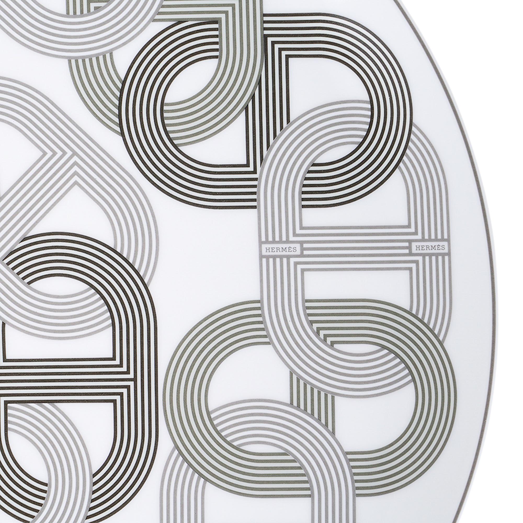 Mightychic te ofrece una Bandeja para tarta Hermes Rallye 24 en color Blanco.
El icónico motivo Chaine D'Ancre crea las curvas y rectas de la pista de carreras.
Las formas entrelazadas son un circuito infinito creado en negro y gris.
El Rallye 24