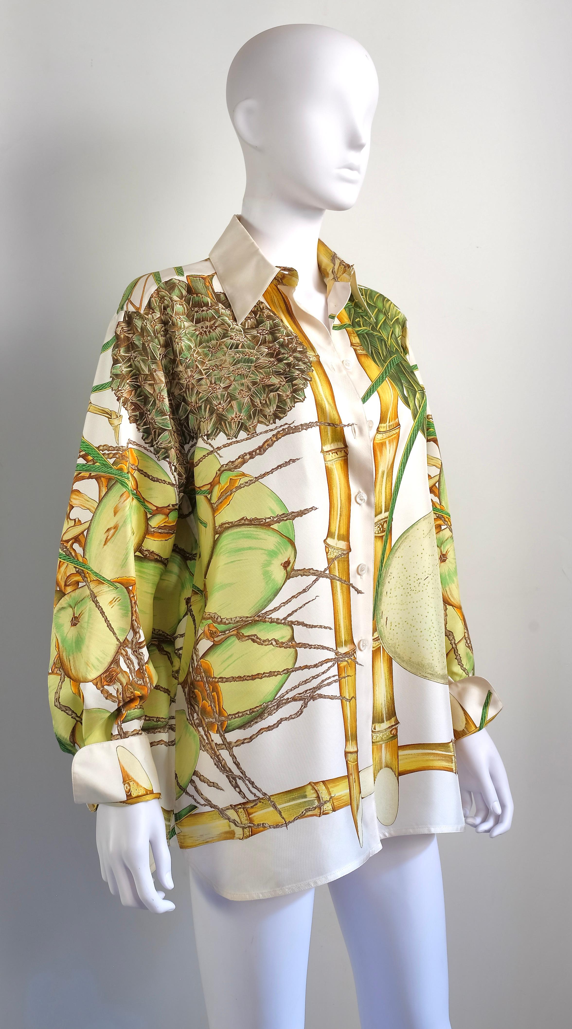Hermès Vintage Selection - Extraordinaire chemise en soie, un véritable chef-d'œuvre de couture avec des motifs et des couleurs élégants. Il s'agit du motif Carrè 