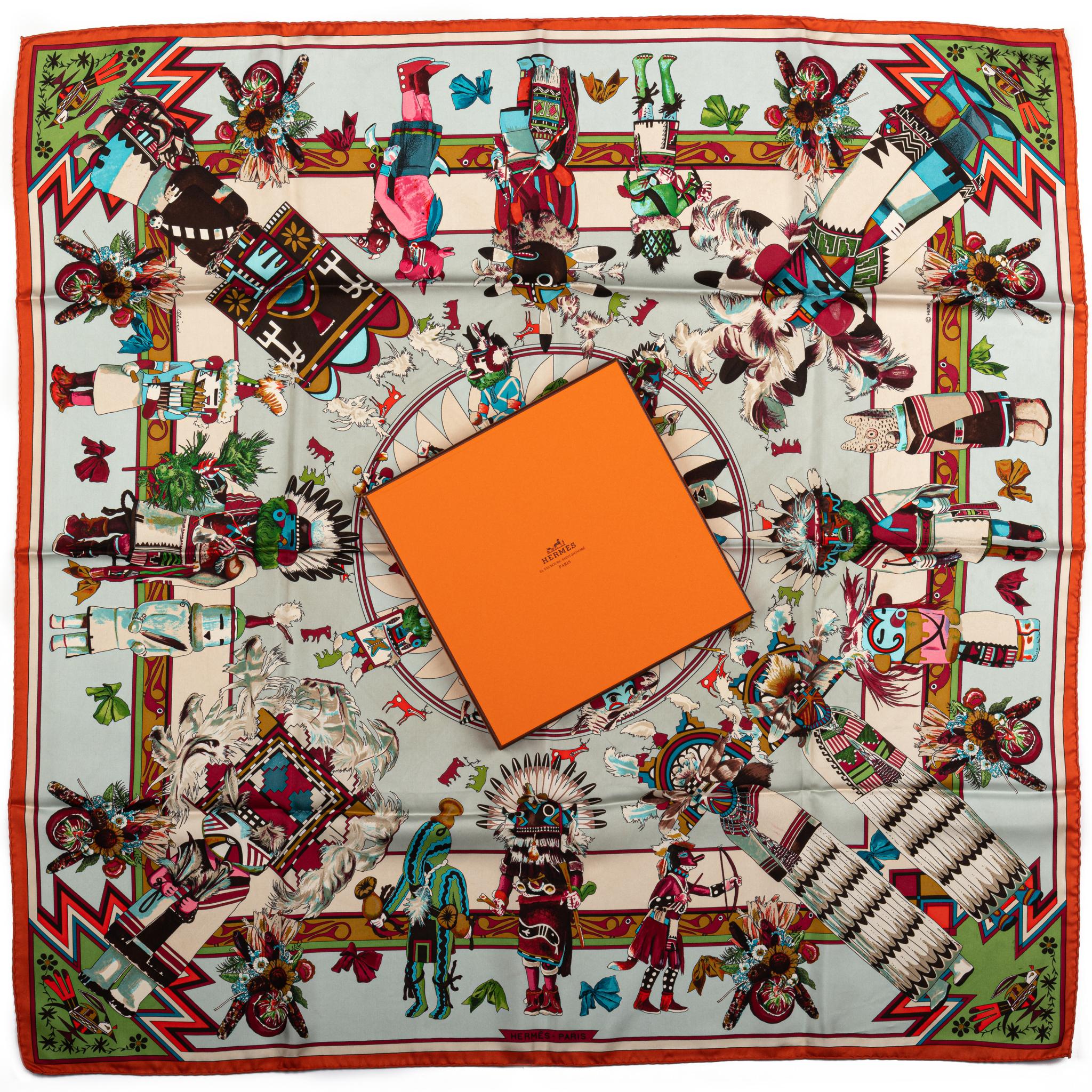 Hermès seltene und sammelbare Celeste mit orangefarbenen Kachinas Seidenschal von Kermit Oliver. Pflegeetikett angebracht. Kommt mit Originalverpackung.