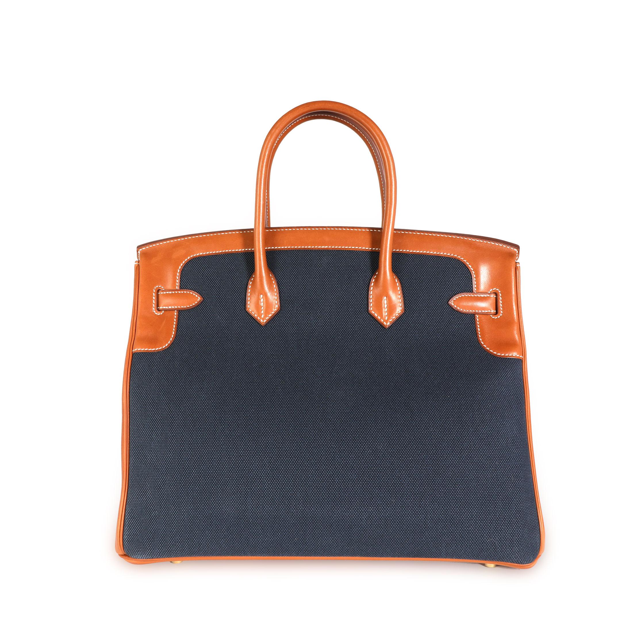 Listing Titel: Hermès Rare Fauve Barenia, Bleu Indigo & Bleu Thalassa Toile Flag Birkin 35 PBHW
SKU: 114906
Zustand: Gebraucht (3000)
Zustand der Handtasche: Sehr gut
Bemerkungen zum Zustand: Sehr guter Zustand. Kunststoff an der Hardware.