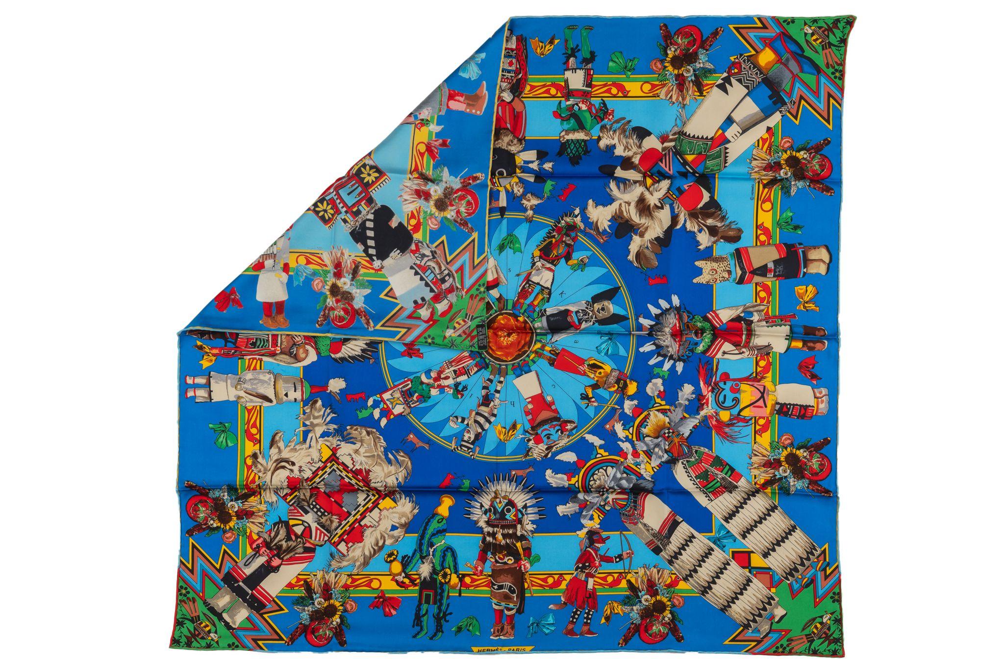 Echarpe Hermès Kachinas conçue par Kermit Oliver en 100% soie. 
Veuillez noter qu'il est plus petit que d'habitude, peut-être que le bord a été roulé à la main deux fois.