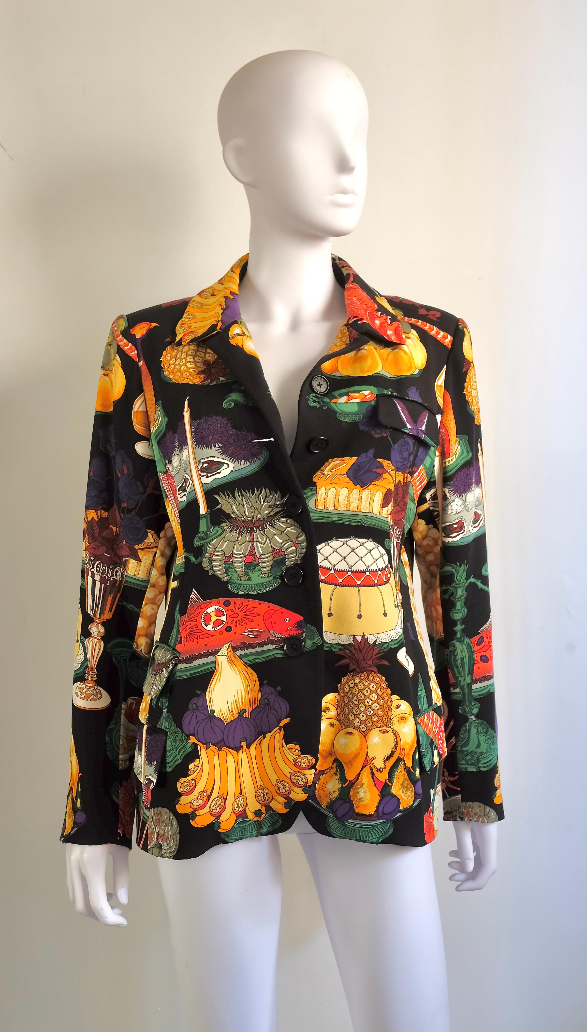 Hermès Vintage Selection by Corrado Luxury - Un blazer rare en pure soie, dont le motif est celui d'un des carrè emblématiques de la maison française, l'un des plus recherchés par les collectionneurs du monde entier, intitulé 'Gastronomie' et