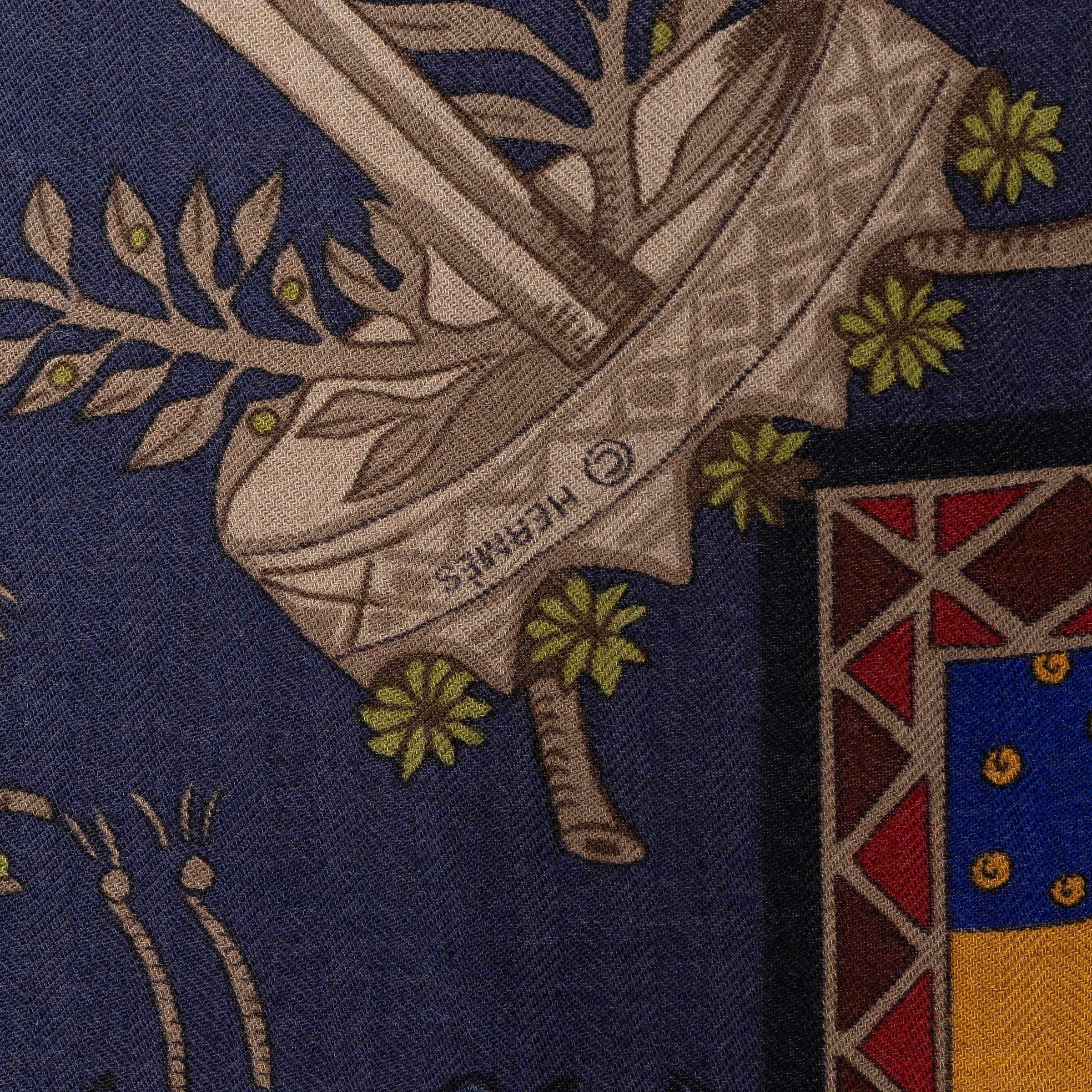 HERMES raspberry LE TAROT 140 Cashmere Shawl Scarf In Excellent Condition In Zürich, CH
