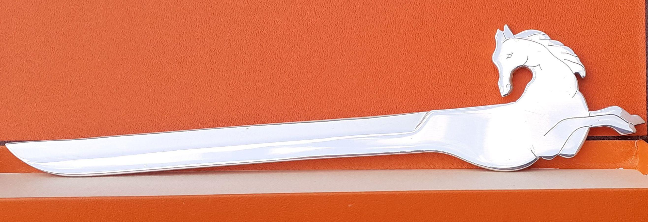 Exceptional Authentic Hermès Letter Opener

Absolutely stunning, a rare collector item

Horse Shaped

Made in France

Vintage Item, made by Ravienet d'Enfert for Hermès

Made of silver-tone metal

