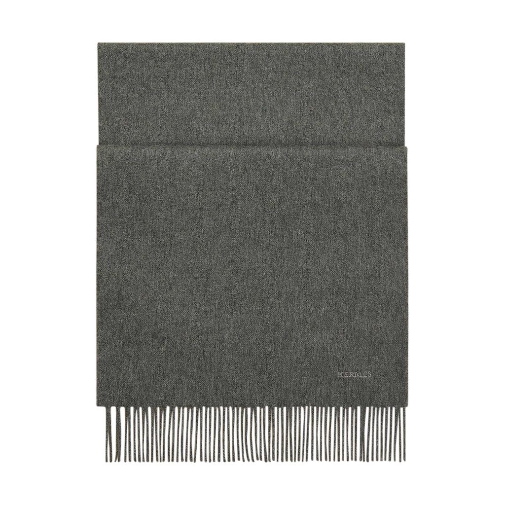 Mightychic offers an Hermes Recto Verso PM Cashmere fringe muffler featured in Gray on Gray.
Hermes embroidered on corner.
Muffler has a 3