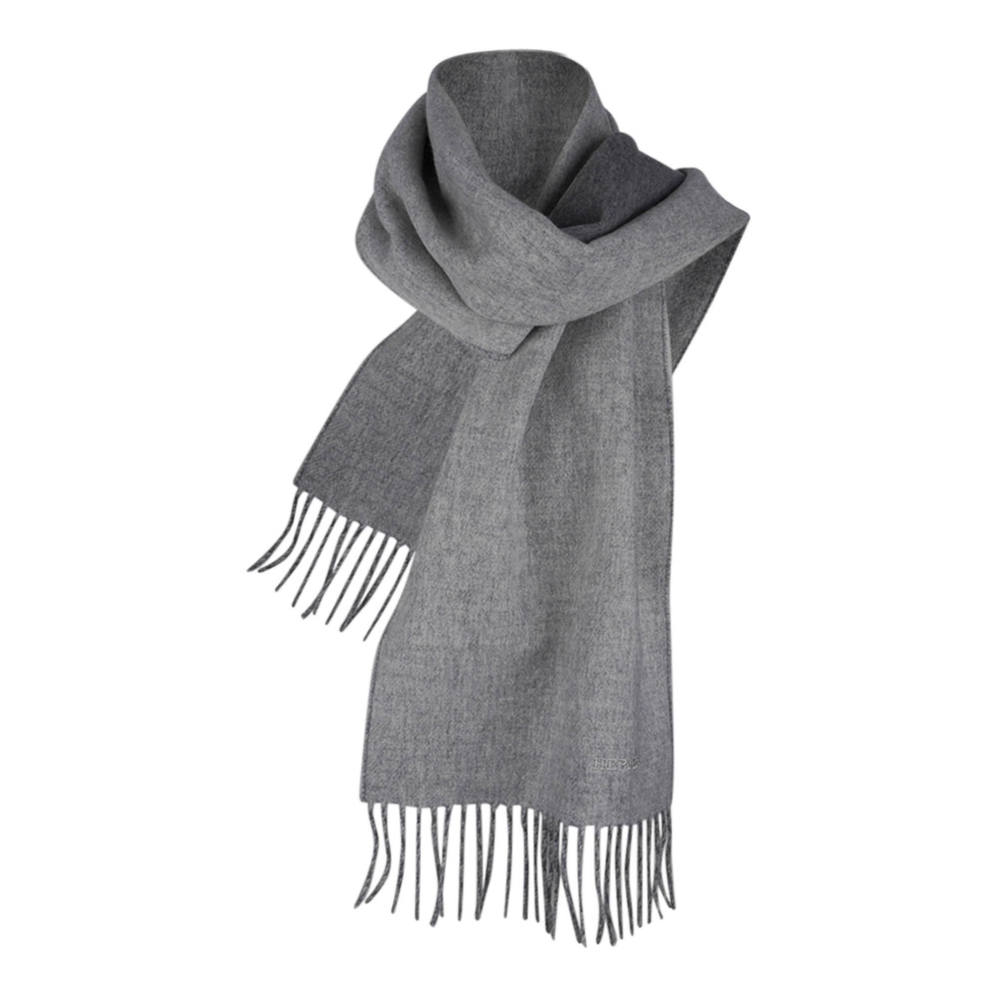 Mightychic offers an Hermes Recto Verso PM Cashmere fringe muffler featured in a medium and very light Gray on Gray.
Hermes embroidered on corner.
Muffler has a 3