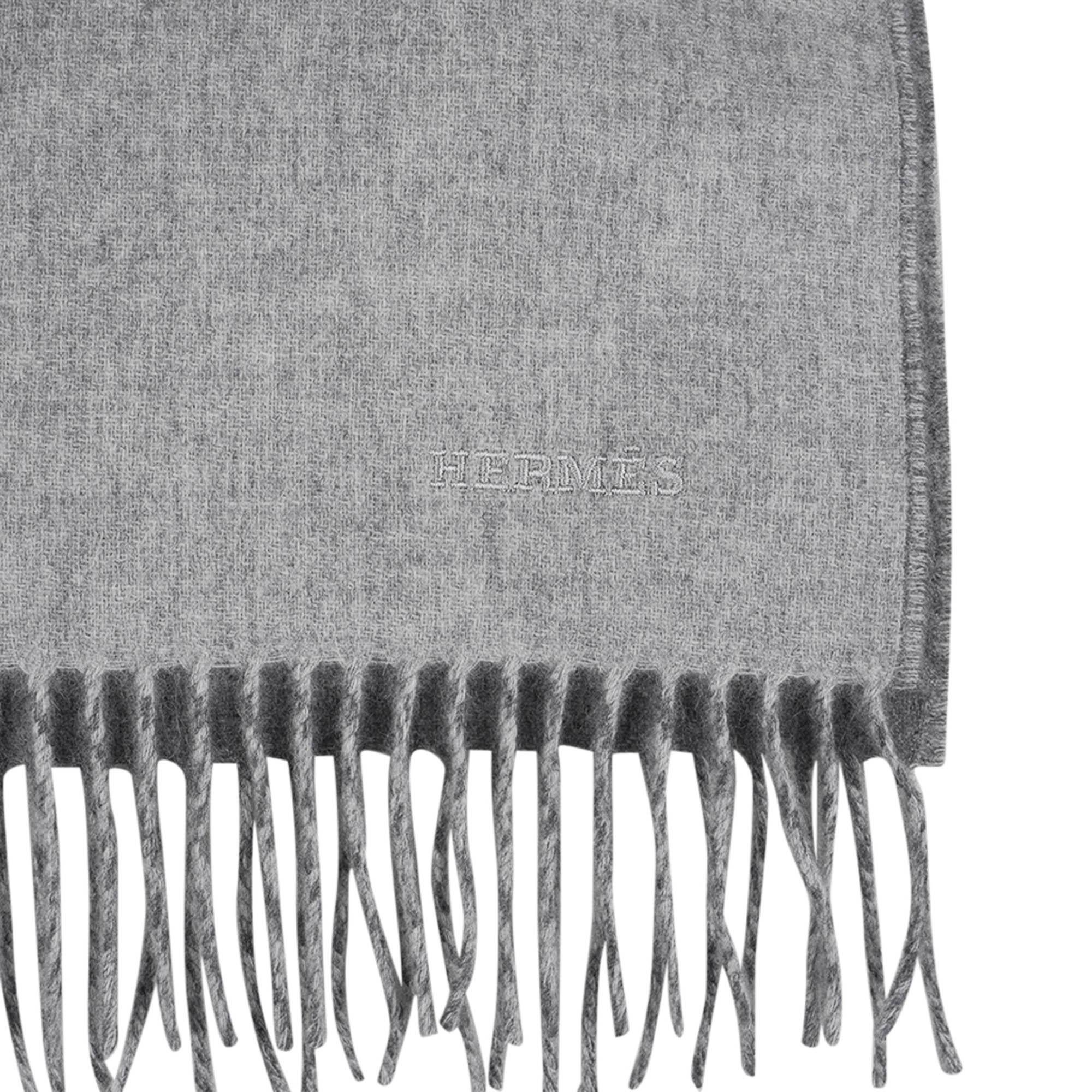 Hermes Recto-Verso PM Muffler Light / Medium Gray Cashmere In New Condition For Sale In Miami, FL