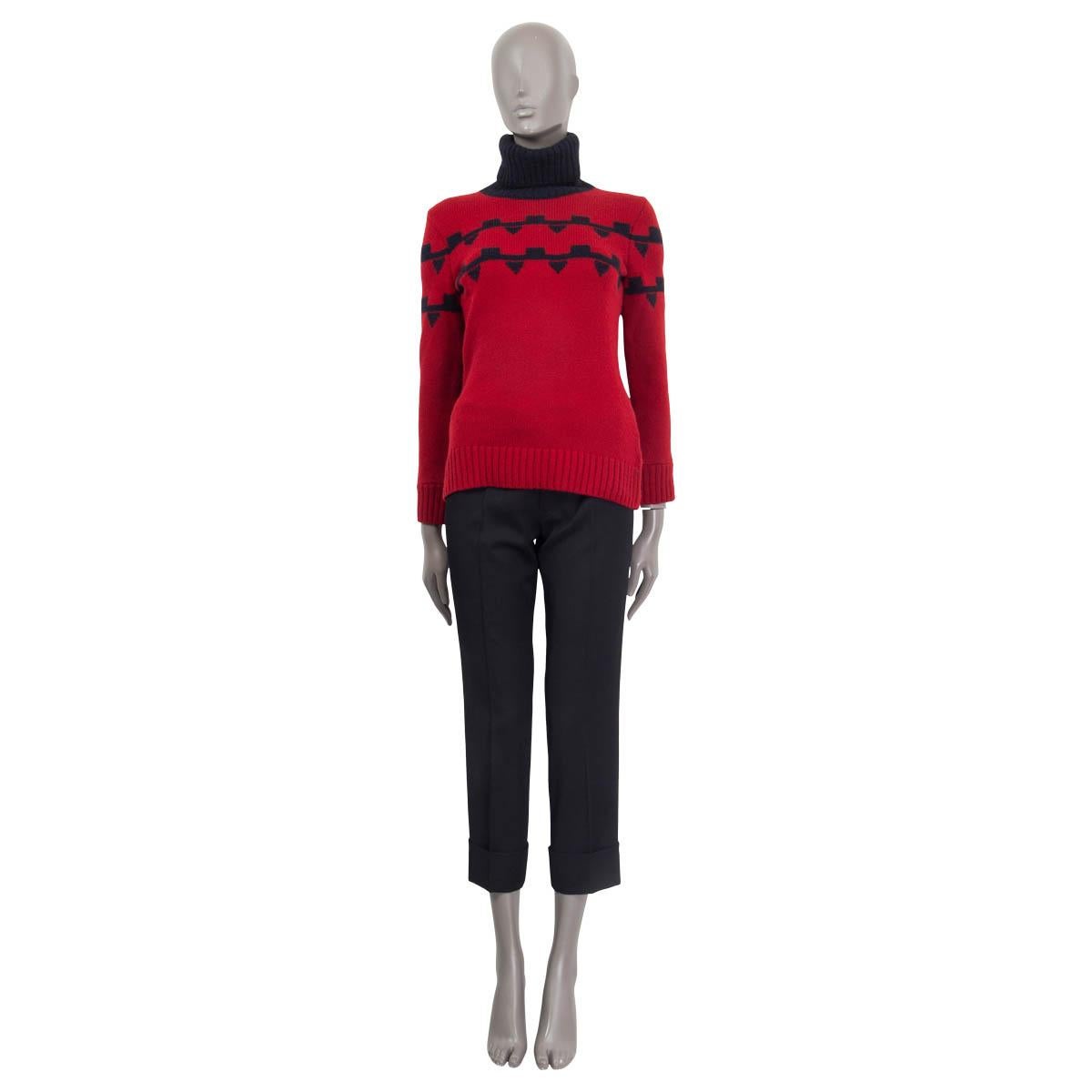 100% authentic Hermès chunky turtleneck sweater in red and navy blue cashmere (100%). Fall/winter 2018 collection. Embellished with rectangle and square embroideries in navy blue on the front, the back and the sleeves. Unlined. Has been worn and is