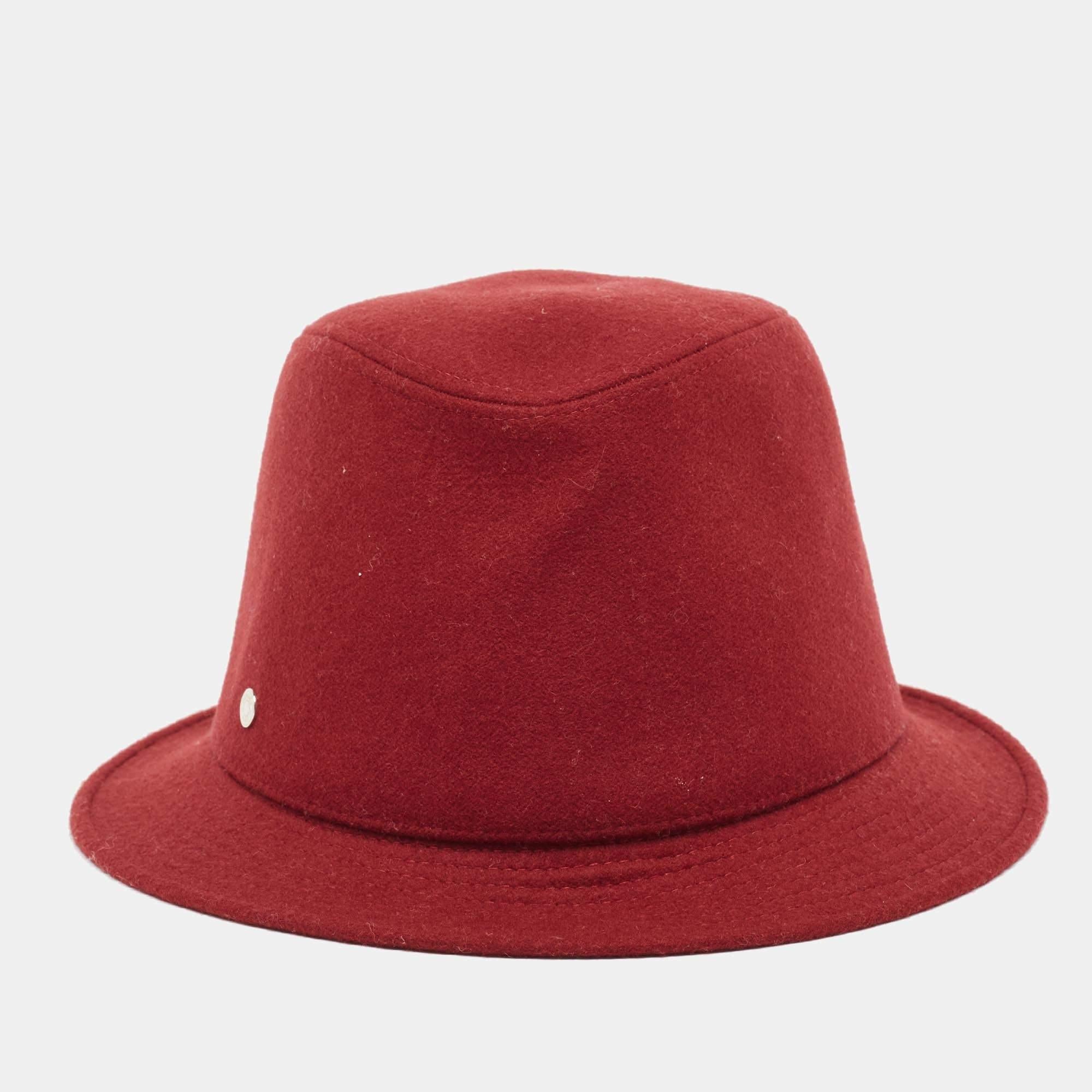 L'utilisation du cachemire, la teinte rouge et l'accent métallique de la marque s'associent pour créer ce chapeau Hermès. Un chapeau comme celui-ci est un élément de style essentiel qui rehaussera votre jeu d'accessoires encore et encore.

