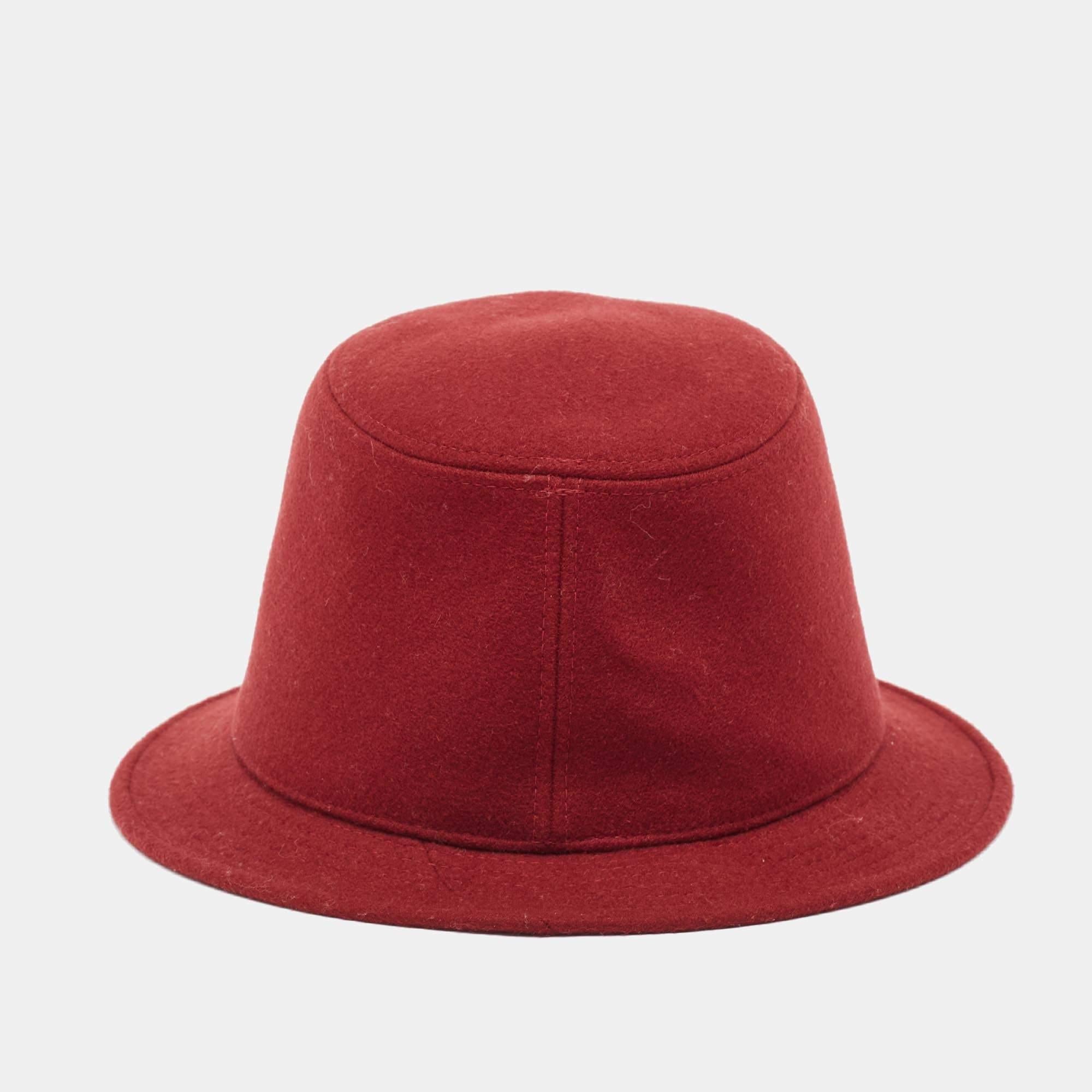 Hermes Chapeau Bucket Calvi en cachemire rouge Taille 57 Bon état - En vente à Dubai, Al Qouz 2