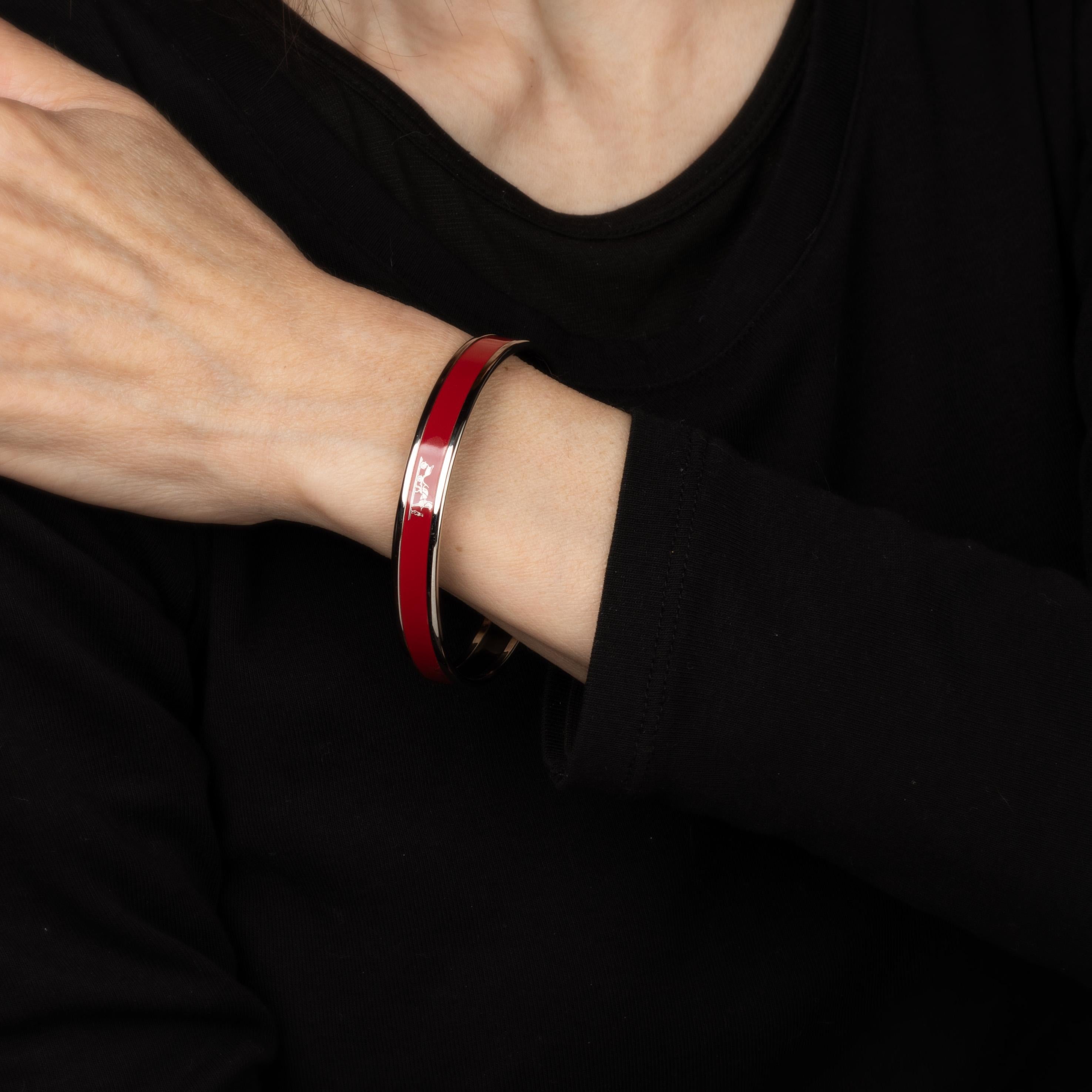 Vue d'ensemble :

Bracelet d'occasion Hermes en émail rouge avec un motif de cheval et de calèche. 

Le bracelet étroit de 0,35
