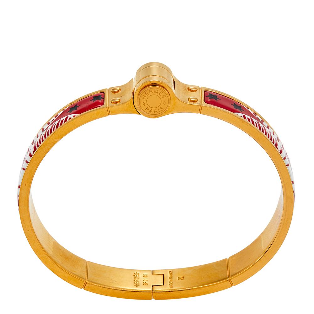 A stylish piece of accessories is the bracelet from Hermes. The design is simple yet elegant, ideal for ladies who like being subtly stylish. This piece has been crafted from gold-plated metal and designed with a colorful enamel coating. It is