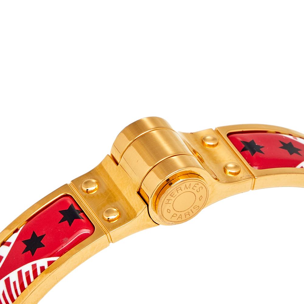 Hermes Red Eperon D'or Bandana Rouge Enamel Gold Plated Hinged Bracelet In Good Condition In Dubai, Al Qouz 2