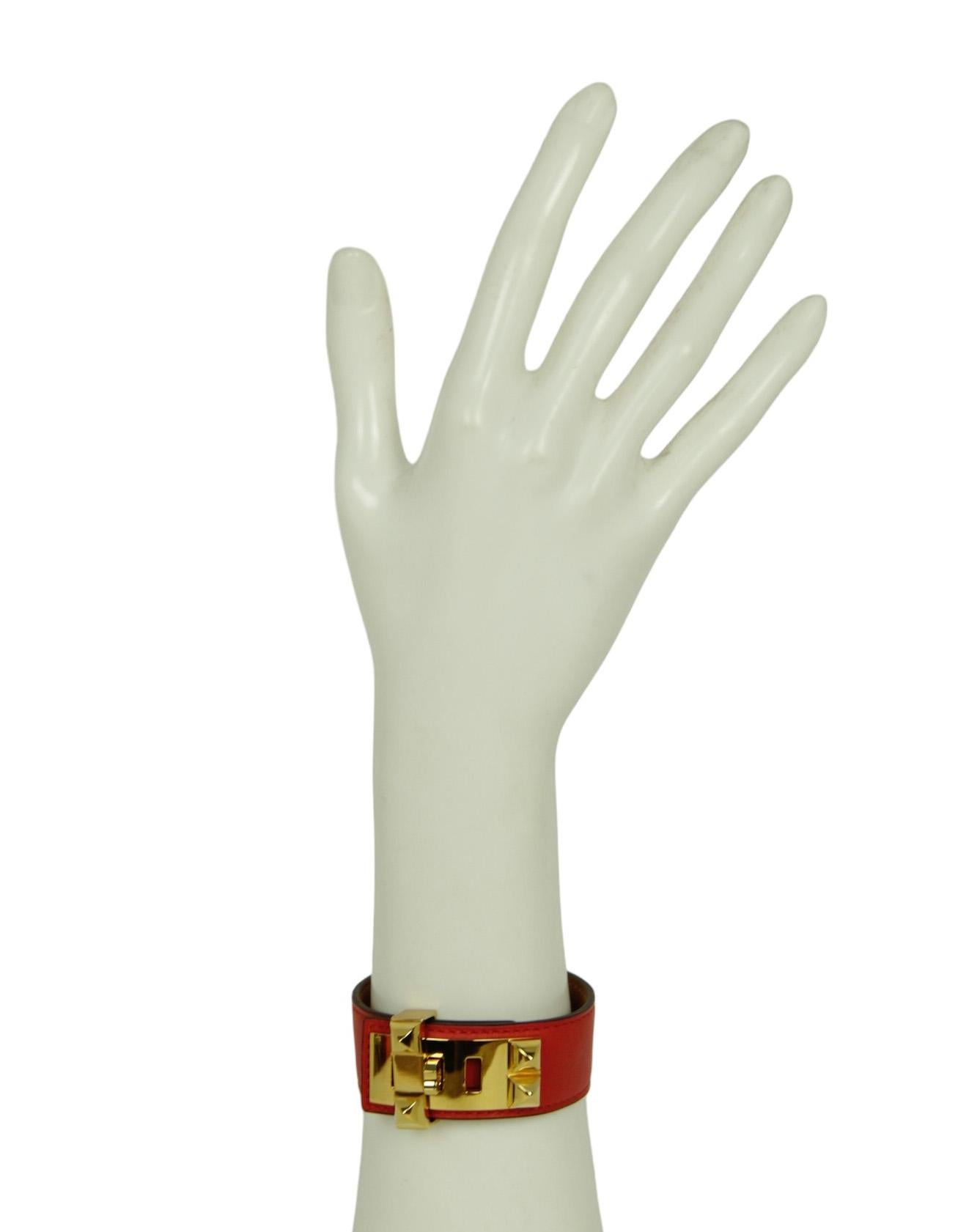 Bracelet Collier de Chien 24 en cuir de veau rouge/or Hermes sz T3

Fabriqué en : France
Couleur : rouge/or 
MATERIAL : Métal, cuir de veau
État général : Excellent état. Légère marque sur le cuir
Prix de vente estimé : 910 $ + taxe
Comprend :