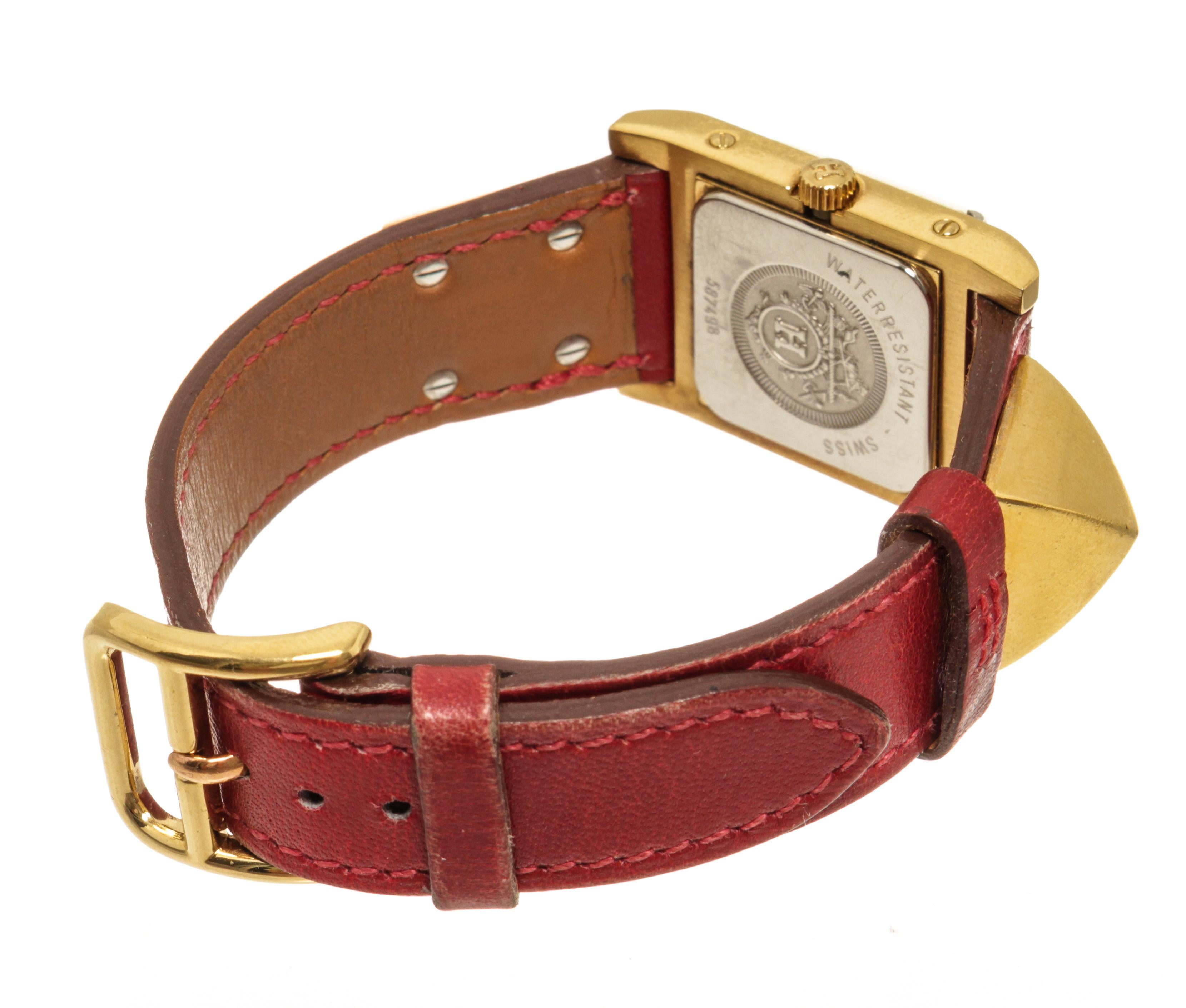 Rote vergoldete und vergoldete Medor-Quarz-Uhr von Hermès im Zustand „Gut“ in Irvine, CA