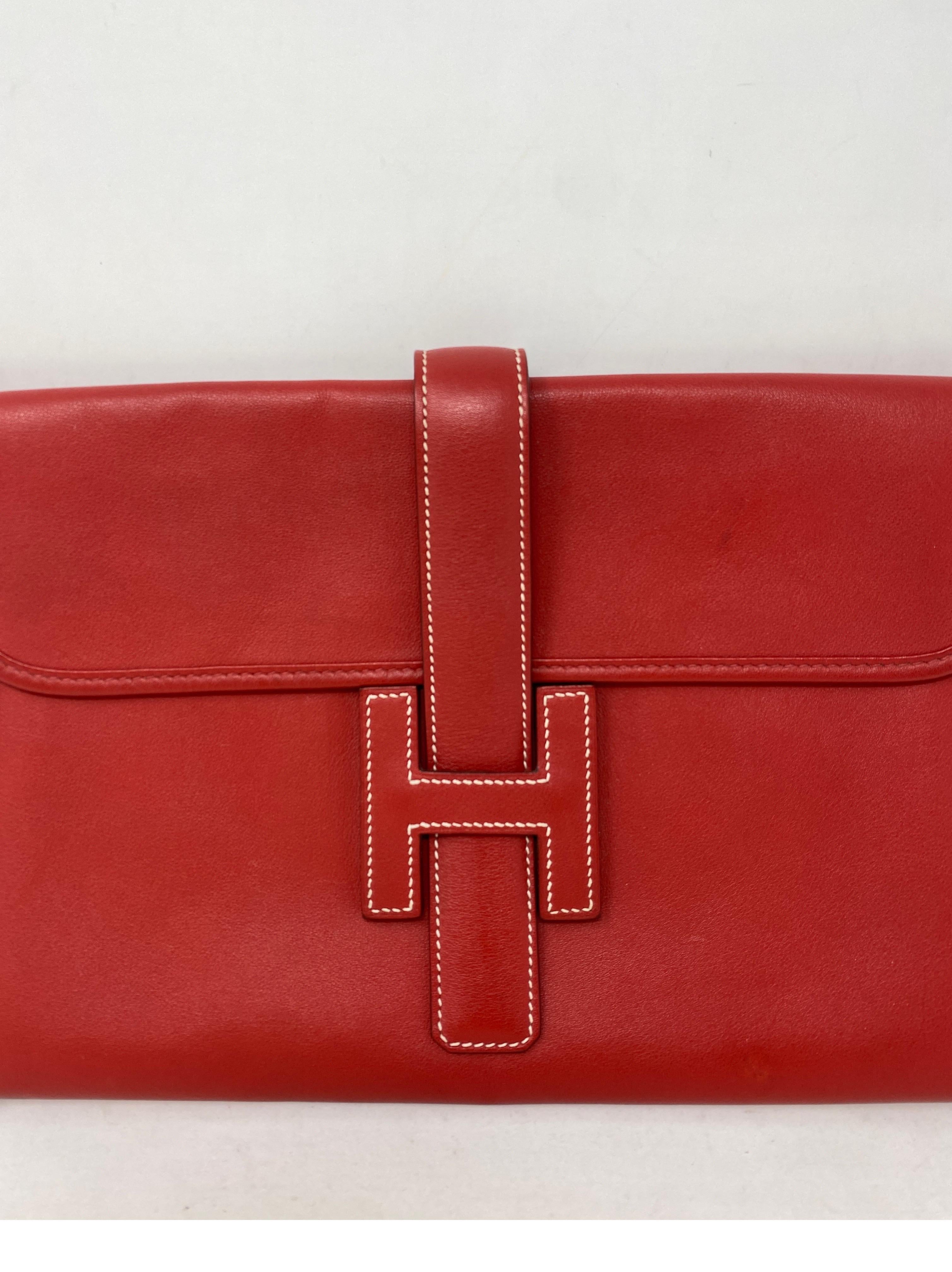 Sac à main Hermès Jige rouge. Couleur rouge cerise avec surpiqûres contrastantes blanches. L'embrayage H est classique. Comprend une housse de protection. Garantie d'authenticité. 