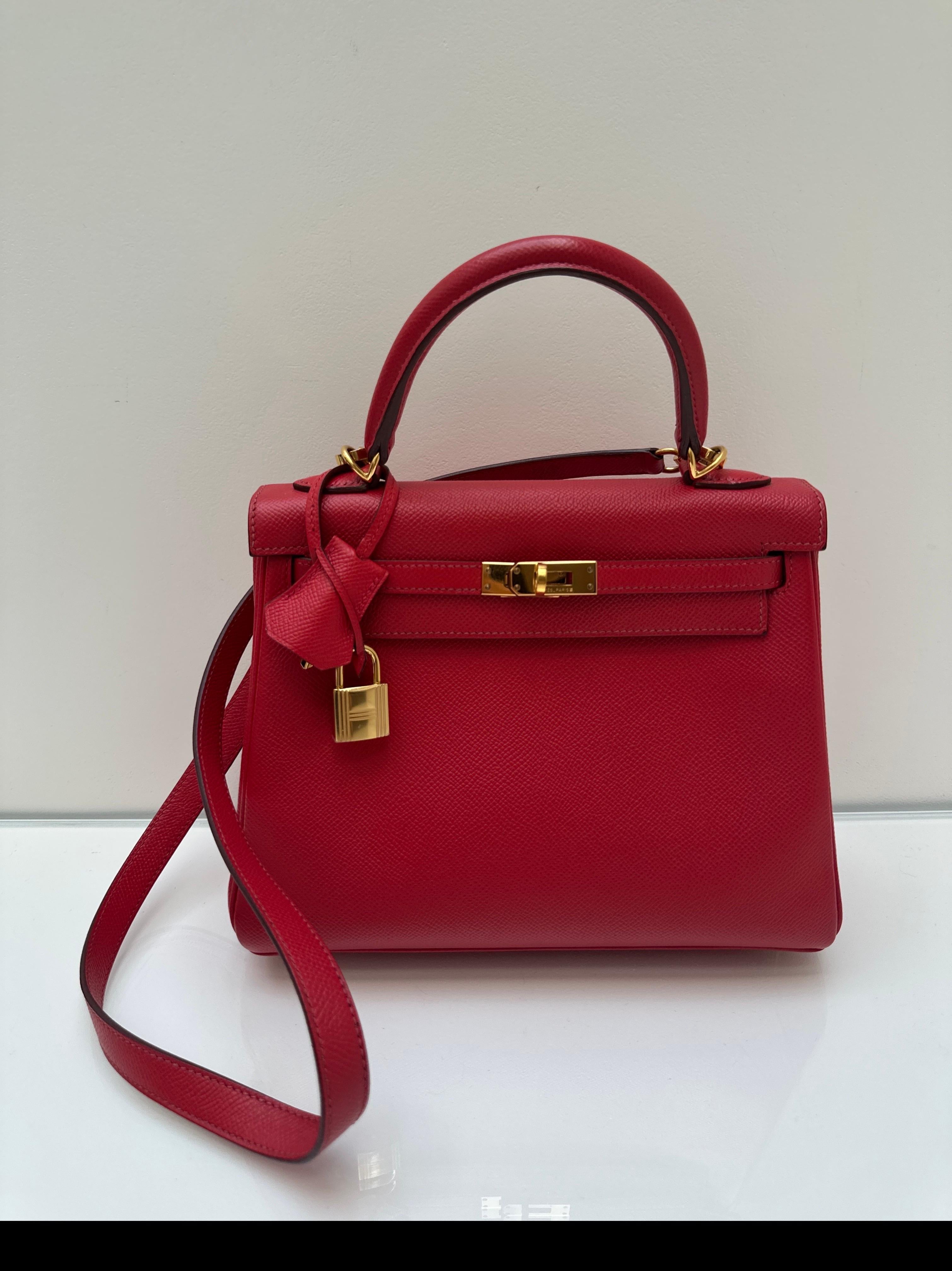 Hermes Red Kelly 25 Tasche. Seltene Größe 25 Kelly. Trueing rote Farbe. Goldfarbene Hardware. Innen sauber. Toller Zustand. Vintage Kelly Tasche. Inklusive Clochette, Schloss, Schlüssel und Staubbeutel. Garantiert echt. 