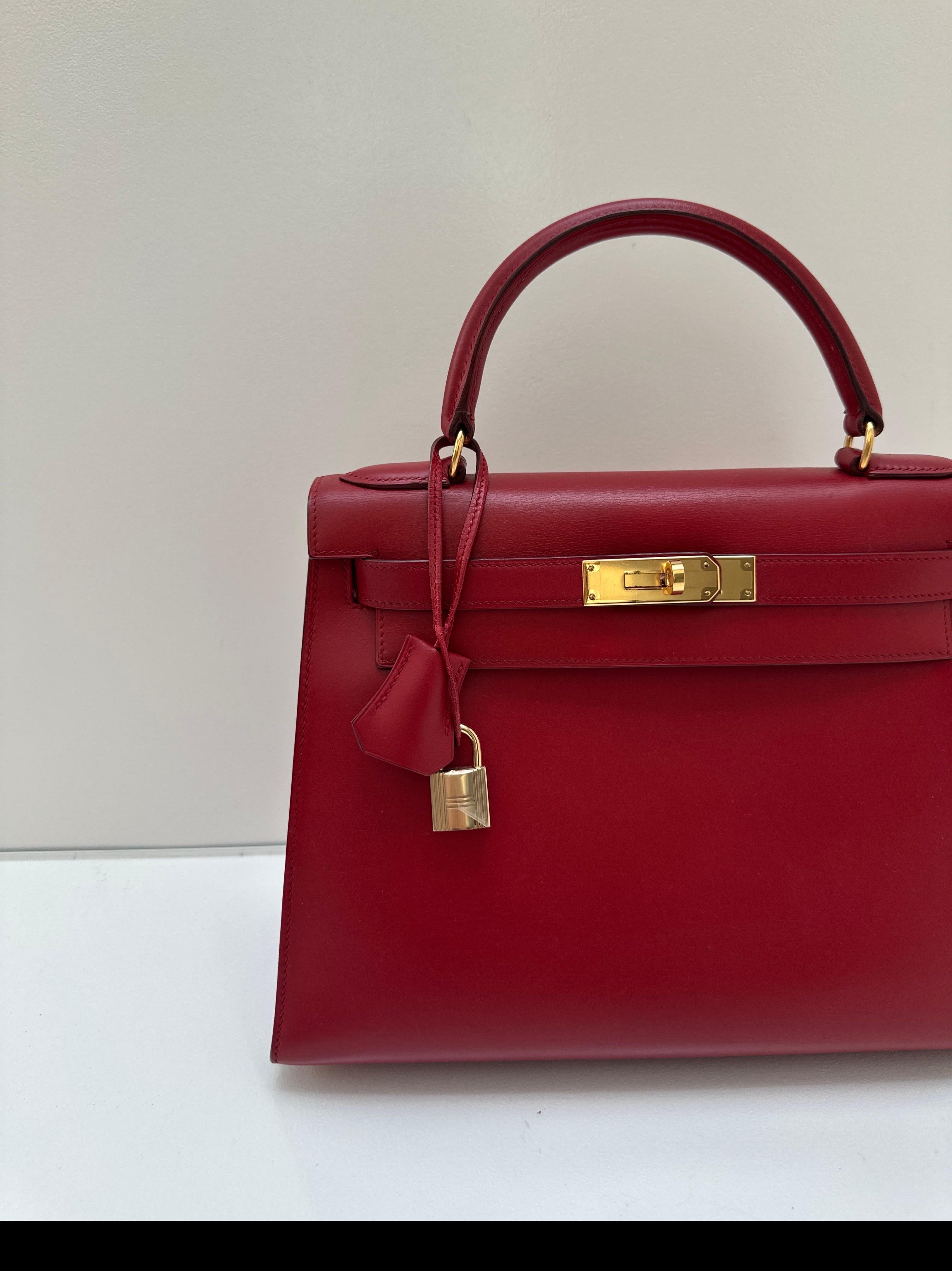Bolso Kelly 28 Rojo Hermes en Bueno estado para la venta en Athens, GA
