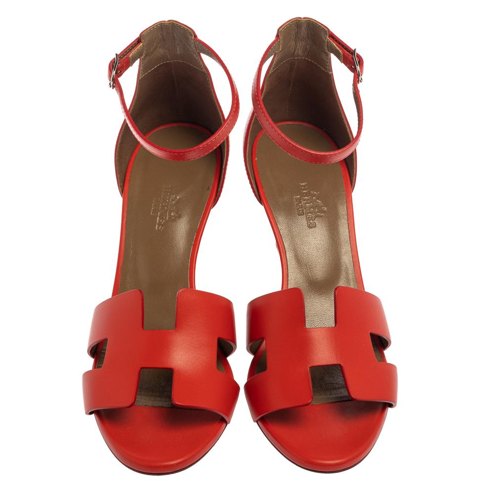 These Hermes sandals will bring you the perfect amount of style and comfort. They are crafted from leather and designed with the signature 'H' on the vamps. They are equipped with buckled ankle straps, leather-lined insoles, and 7 cm wedge heels.