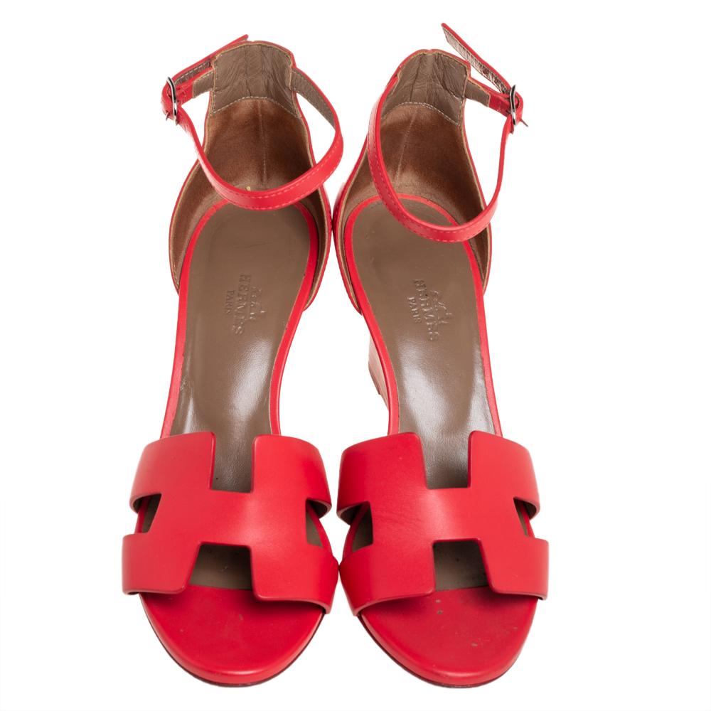 Diese bequemen Legend-Sandalen von Hermes sind ideal für die Tage:: an denen Sie lange im Freien verbringen müssen. Die roten Sandalen sind aus Leder gefertigt und verfügen über 
