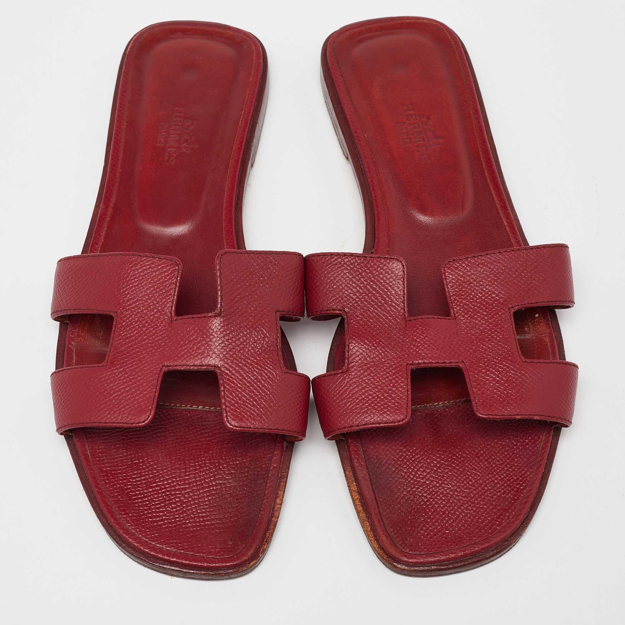 Hermes Red Leather Oran Flat Sandals Size 39 In Excellent Condition In Dubai, Al Qouz 2