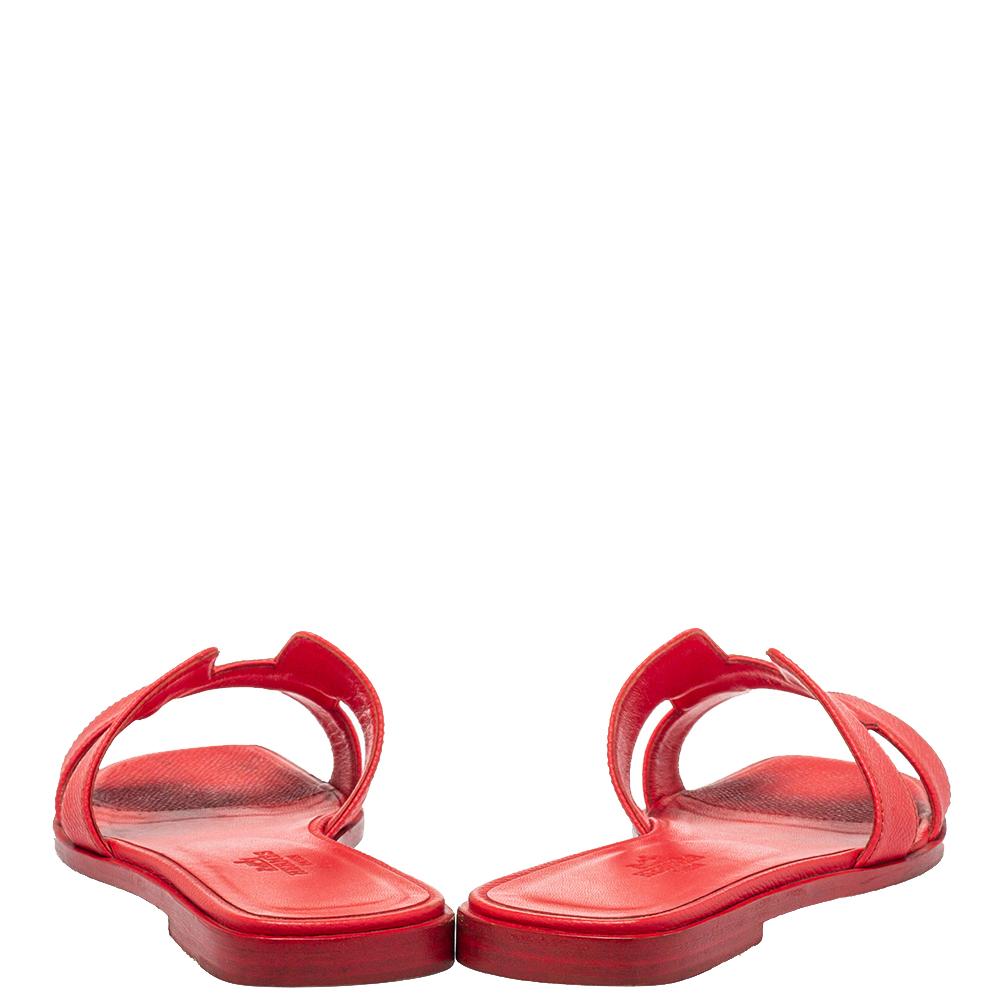 Hermes Red Leather Oran Flat Slides Size 35.5 In Fair Condition In Dubai, Al Qouz 2