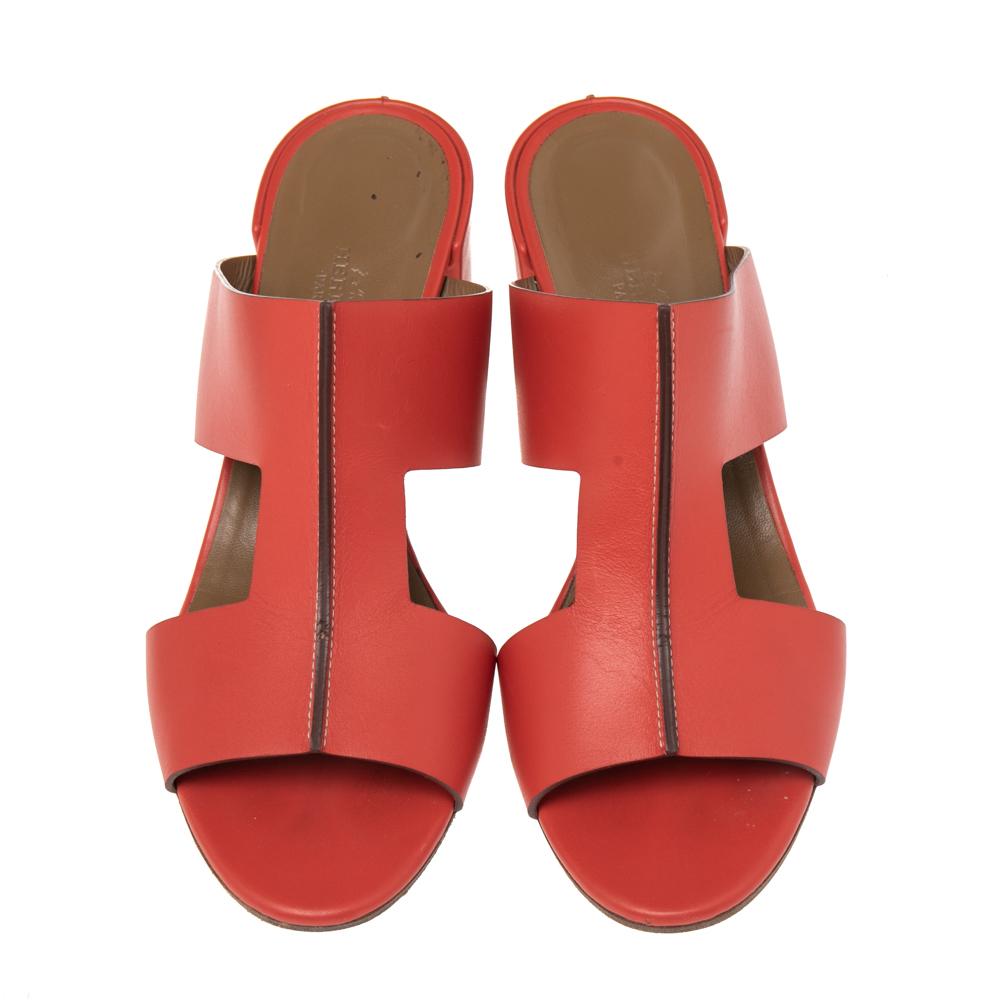 Hermès presents the grand Ostia slide sandal in leather with this pair. Cut and sewn beautifully, the sandals feature open toes, H-cutout uppers, and block heels. They can be styled with casual and formal attire for a chic look.

