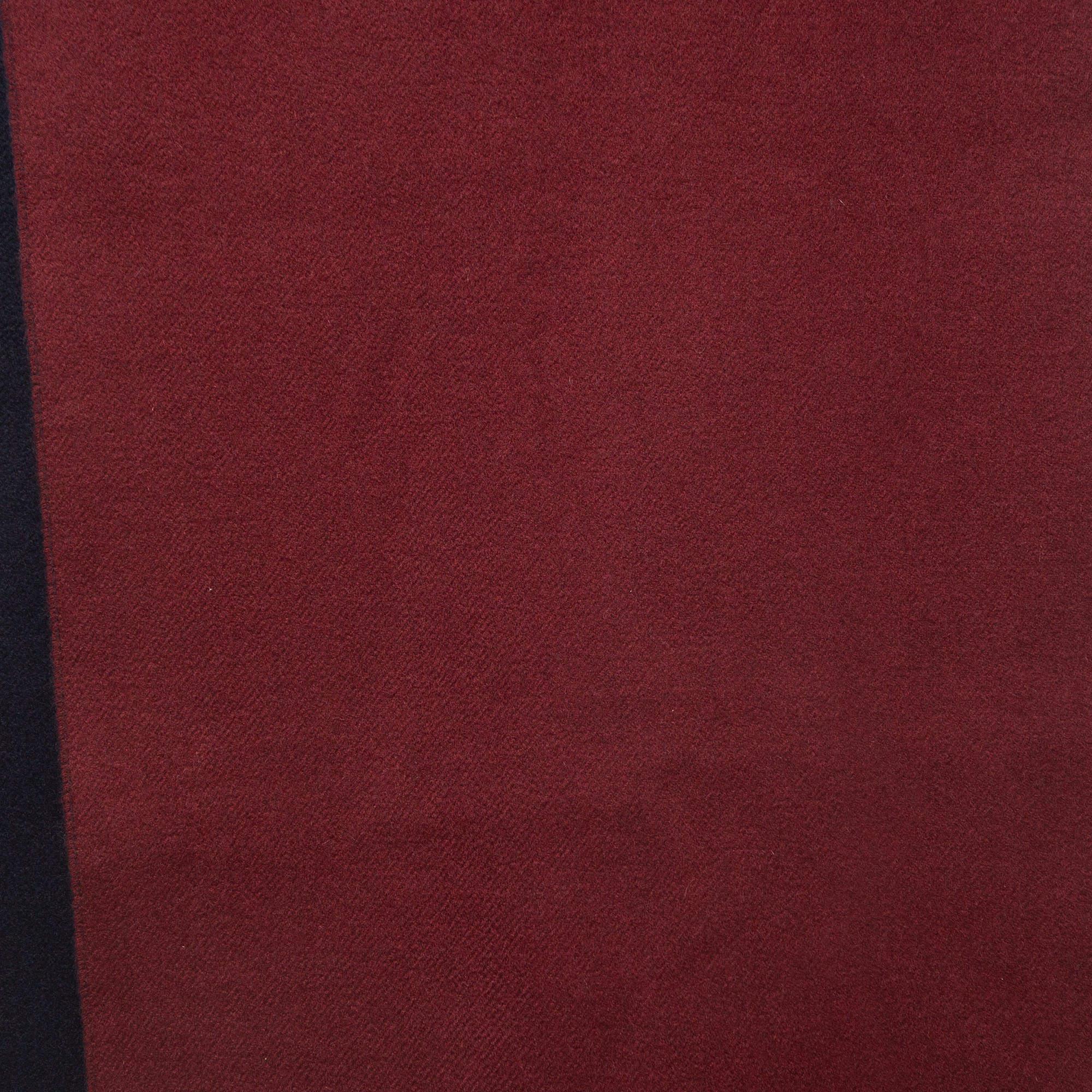 Manchette à franges en cachemire rouge/bleu marine Hermès Bon état - En vente à Dubai, Al Qouz 2