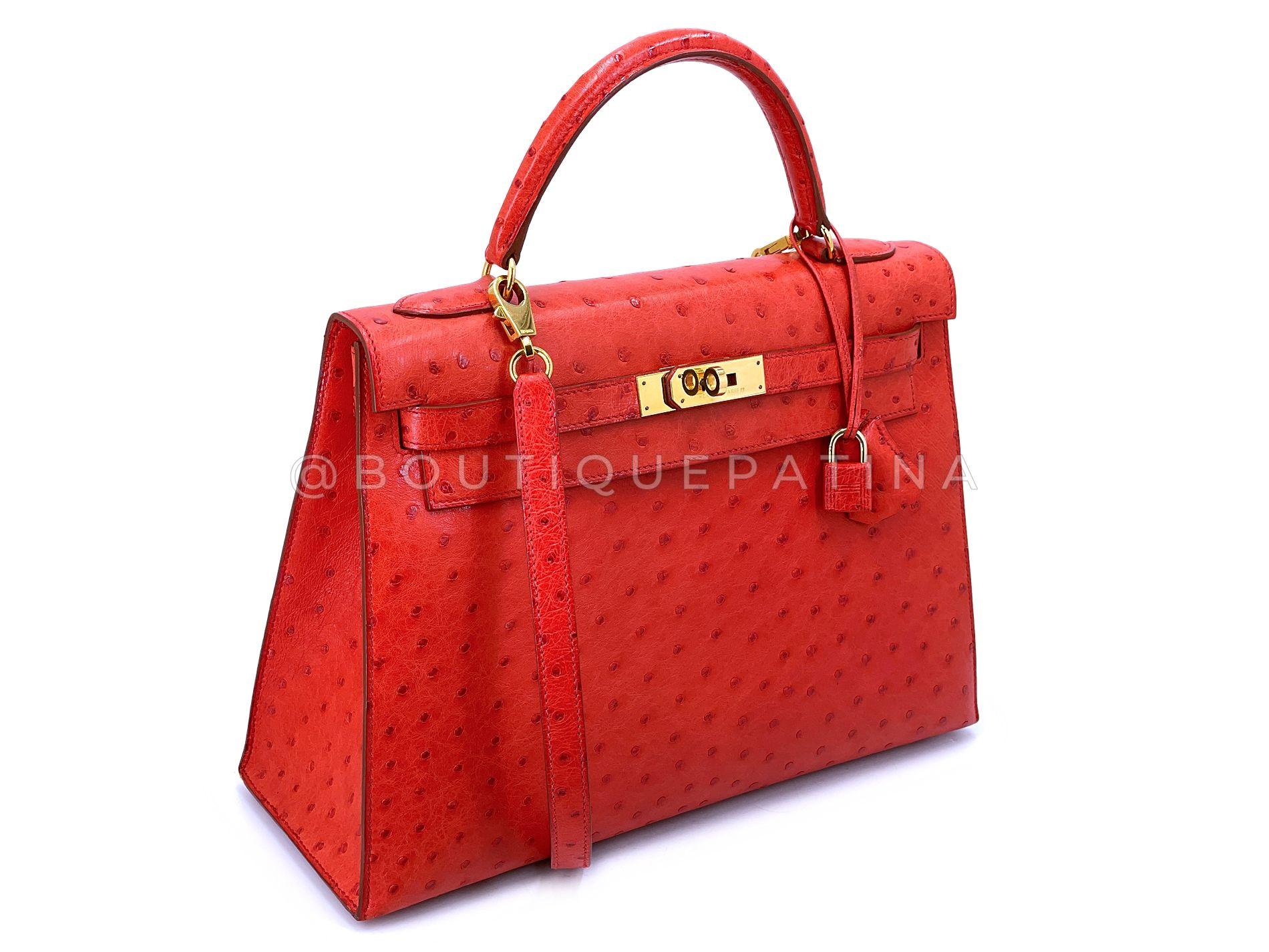 Articolo del negozio: 68865
Questa Kelly Bag Sellier 24k GHW di Hermès in struzzo rosso da 32 cm è una meraviglia, in condizioni quasi perfette e con qualità e artigianalità vintage. 

Da oltre 20 anni, Boutique Patina è specializzata nel reperire e