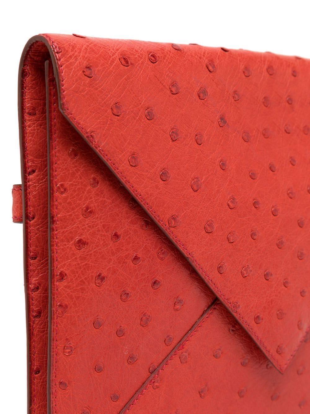 Hermes - Pochette enveloppante en autruche rouge  Excellent état - En vente à London, GB