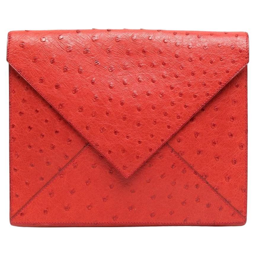 Hermes - Pochette enveloppante en autruche rouge  en vente