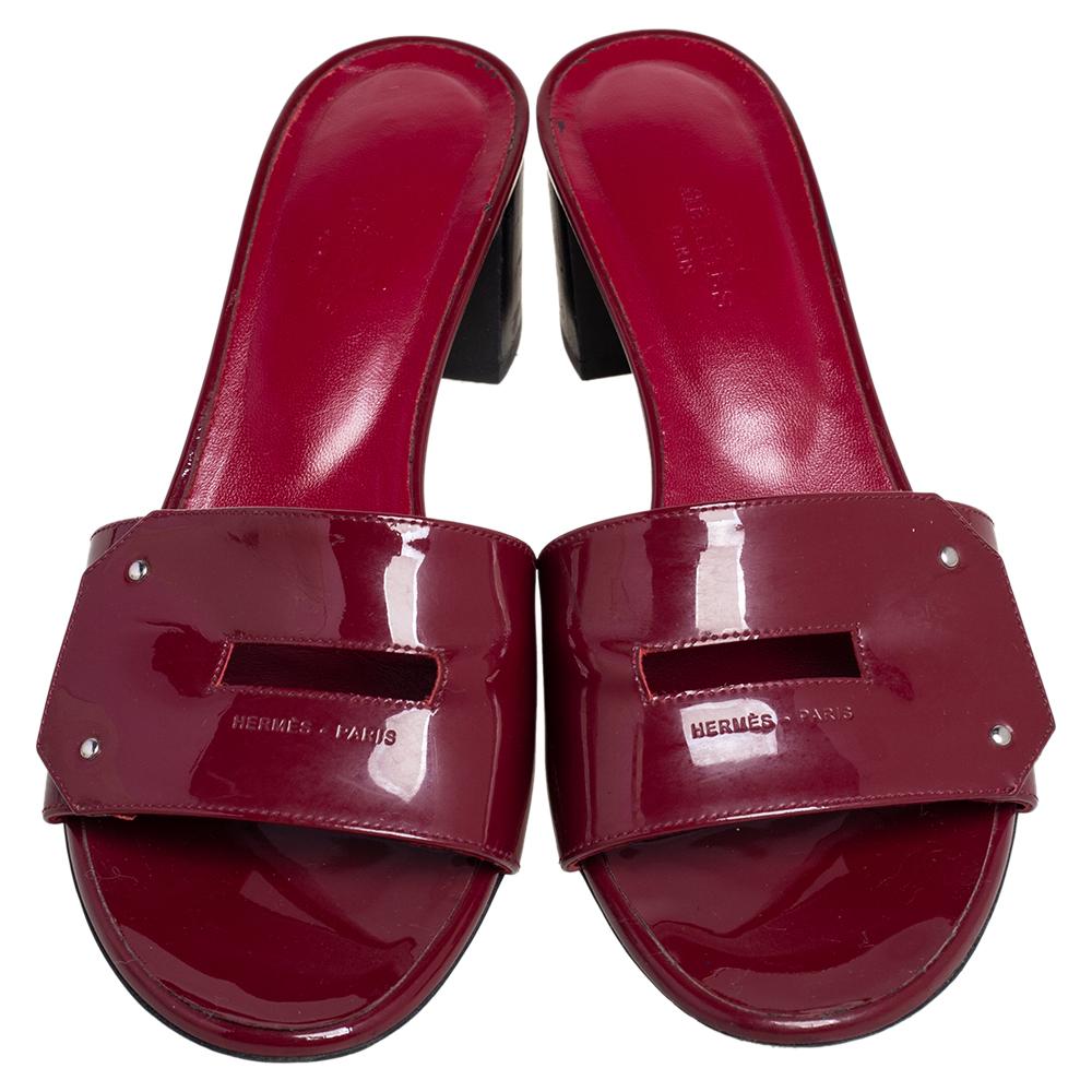 You'll love to wear these red View slide sandals from Hermes as they are all about comfort and effortless style! These sandals are crafted from patent leather and they bring cutout detailing on the uppers and short block heels.

