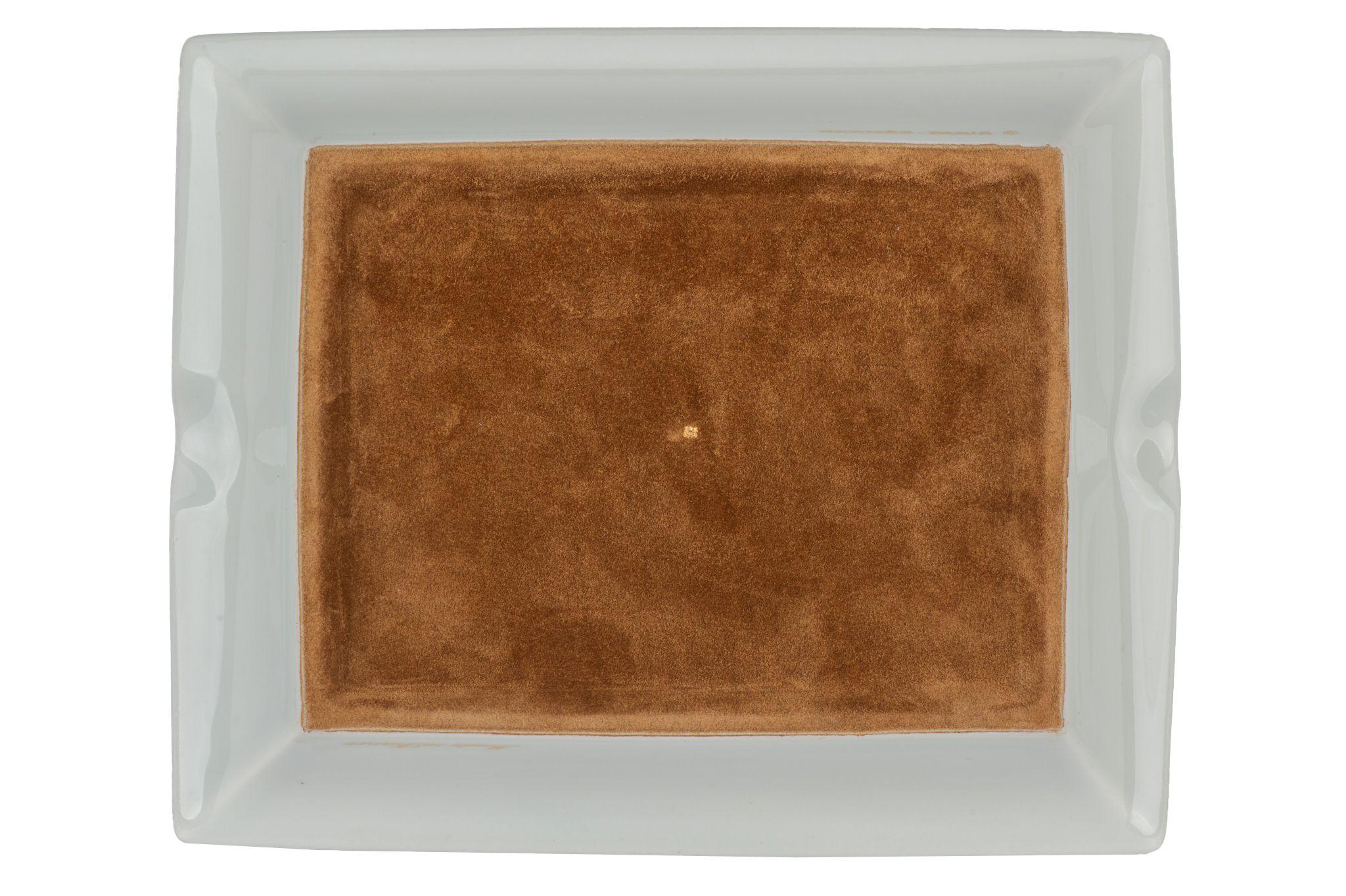 Il posacenere di Hermès è caratterizzato dal simbolo più iconico del marchio, il cavallo.
Questo pezzo è in ottime condizioni, pronto per completare la tua stanza.
Viene fornito con la scatola originale.