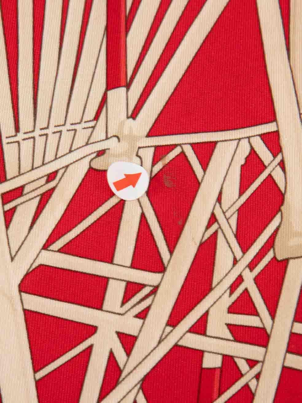 Écharpe carrée imprimée Grande Roue en soie rouge Hermès en vente 1