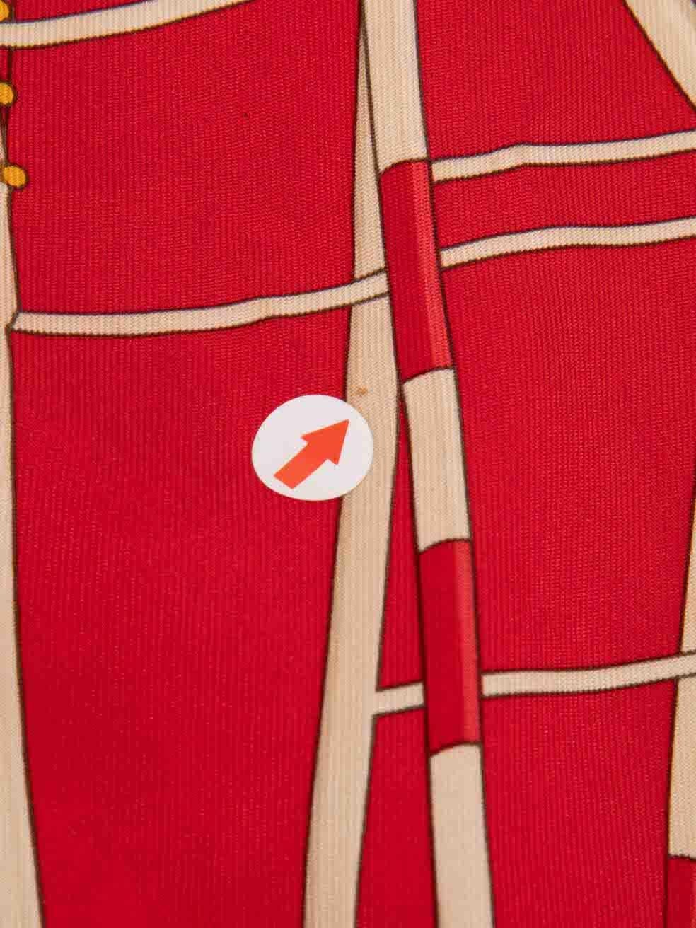 Écharpe carrée imprimée Grande Roue en soie rouge Hermès en vente 3