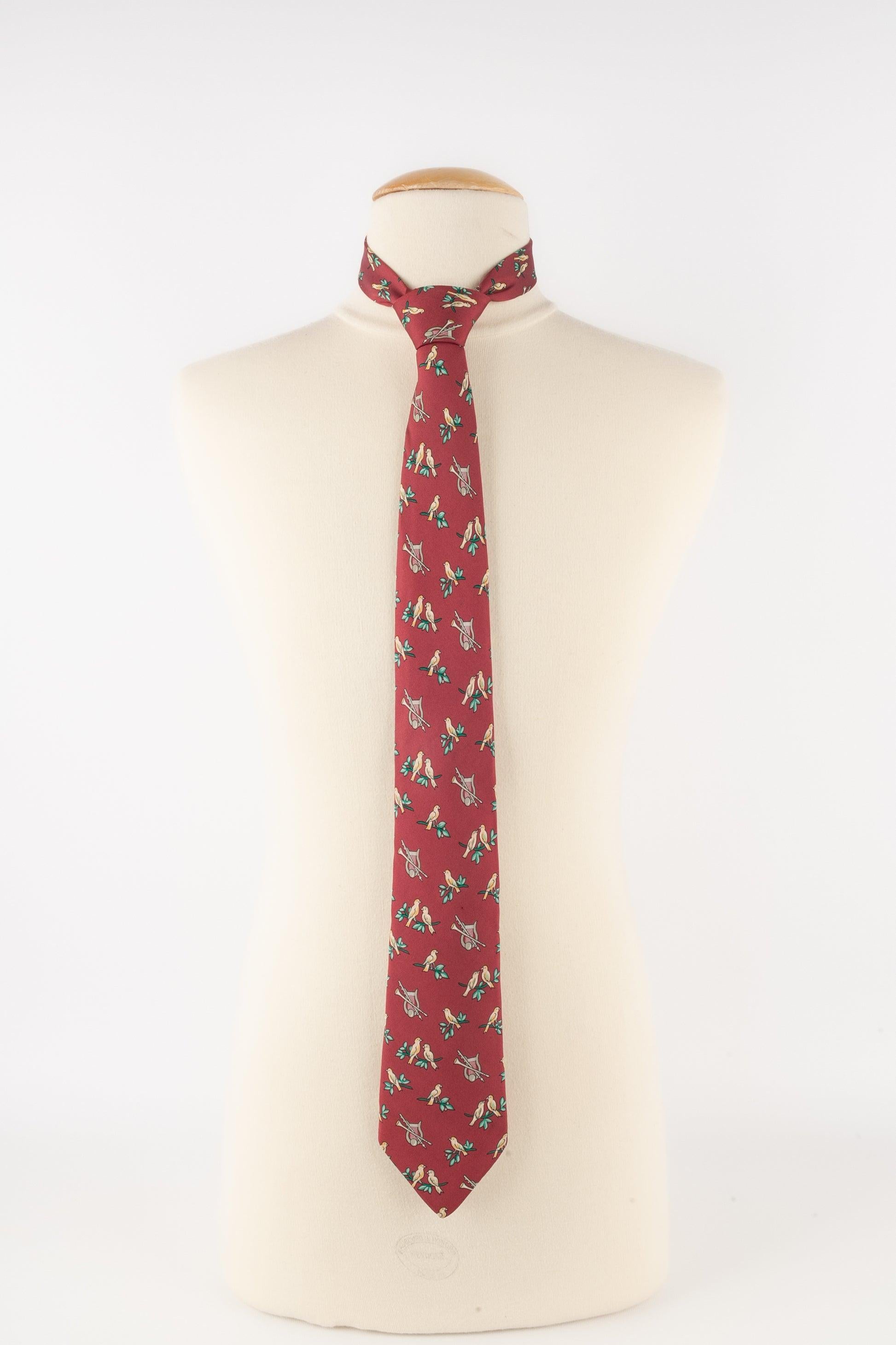 Hermès - (Made in France) Red silk tie illustrated with lyres. There is a tiny hole in the silk.

Additional information:
Condition: Good condition
Dimensions: Max. width: 8 cm

Seller Reference: ACC238
