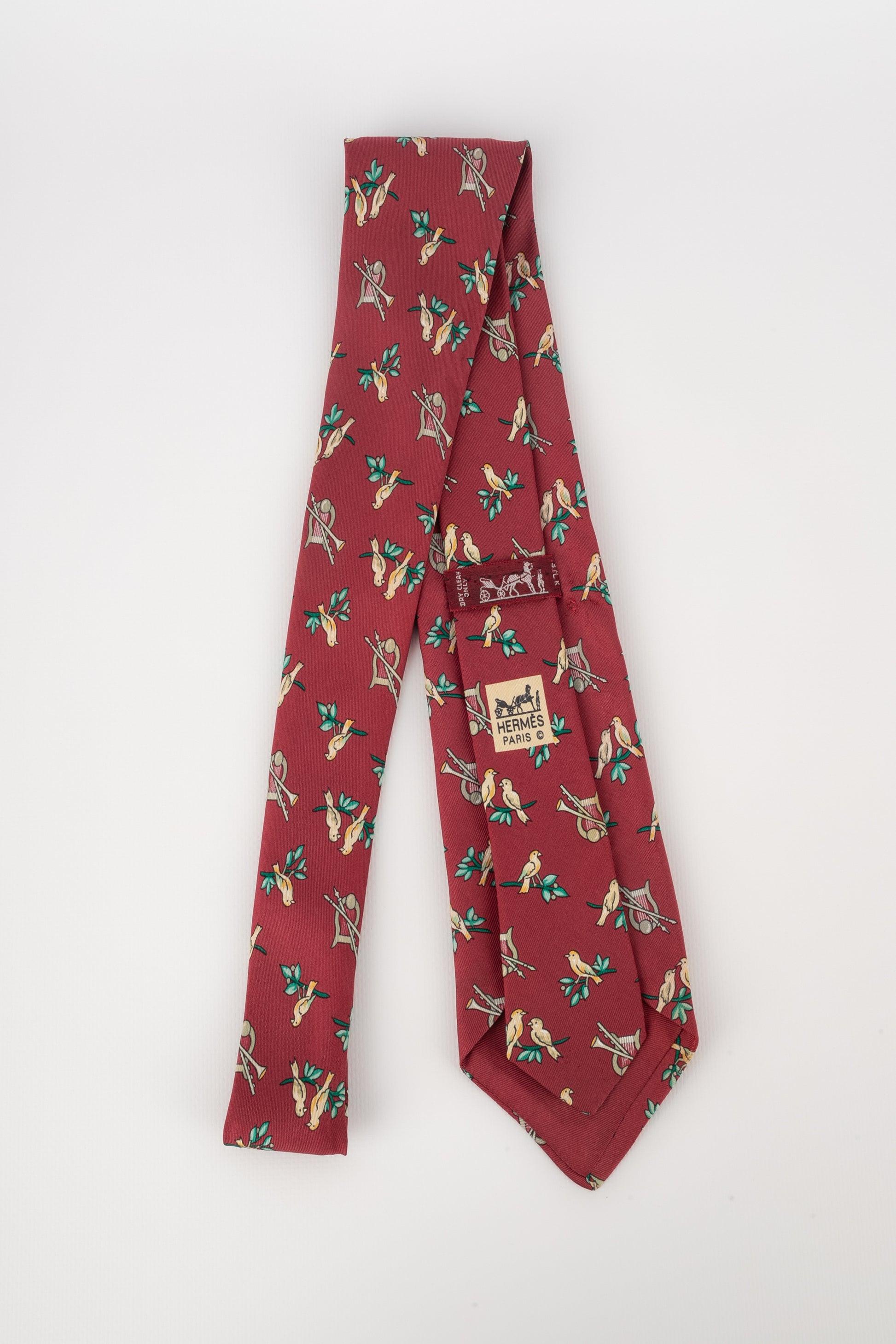 Hermès Red Silk Tie Illustrated with Lyres In Good Condition For Sale In SAINT-OUEN-SUR-SEINE, FR
