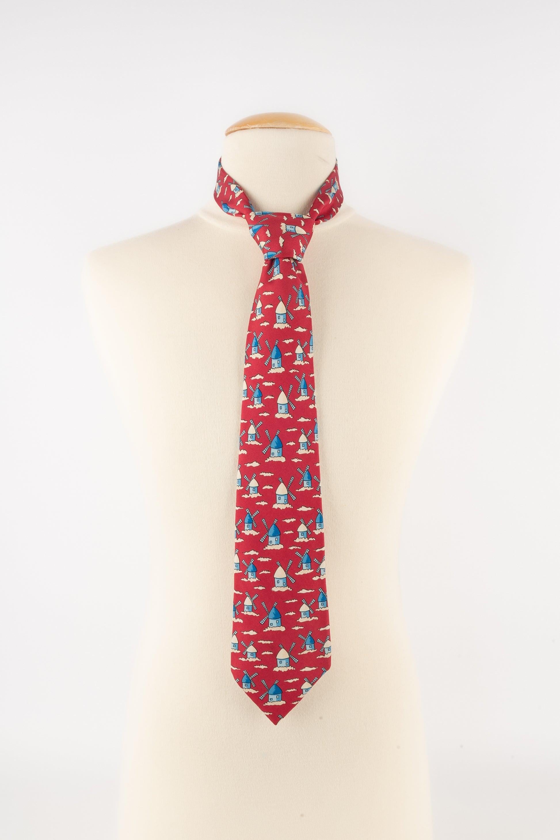 Hermès - (Made in France) Red silk tie illustrated with mills.

Additional information:
Condition: Very good condition
Dimensions: Max. width: 9 cm

Seller Reference: ACC234
