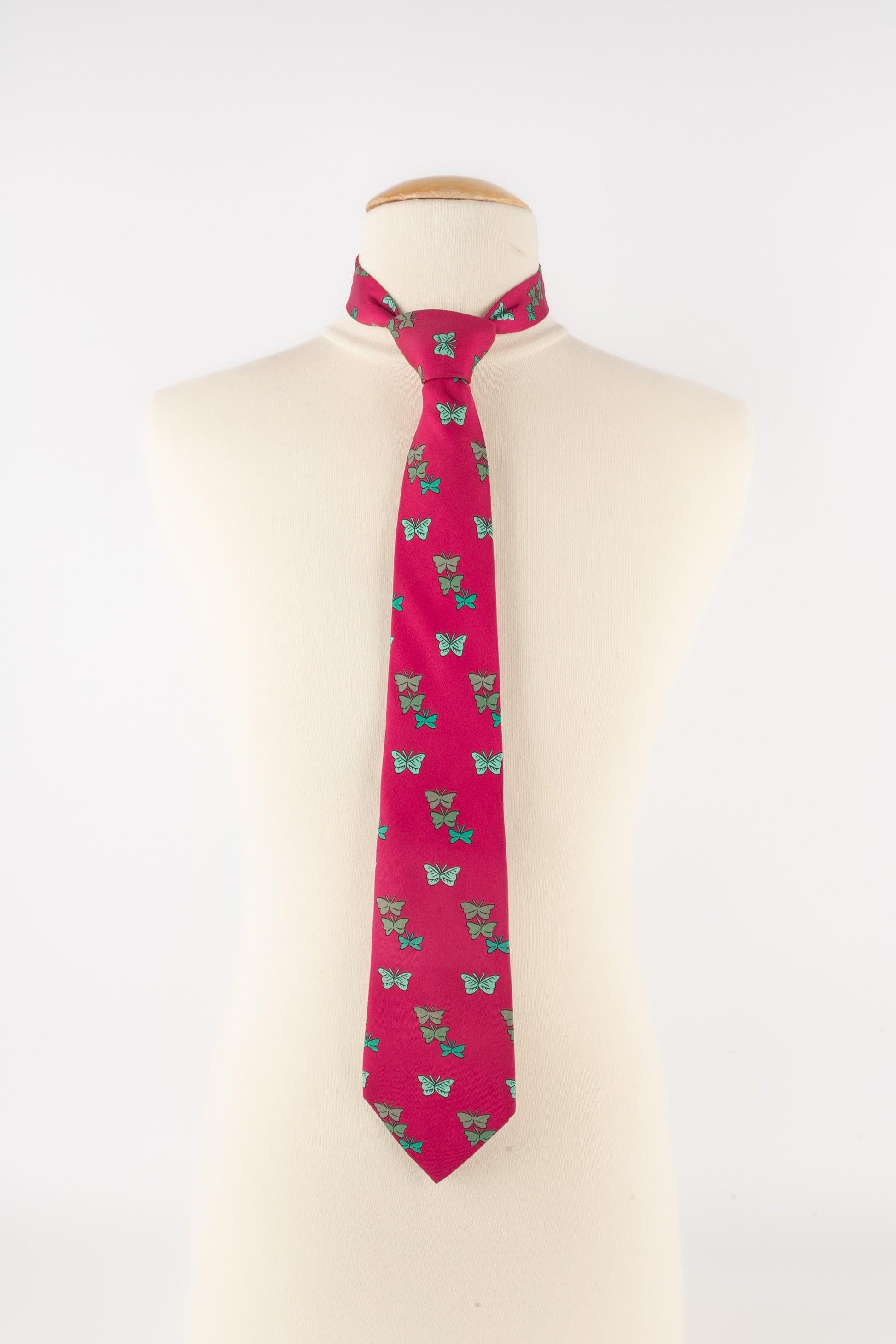 Hermès - (Made in France) Red silk tie printed with butterflies.

Additional information:
Condition: Very good condition
Dimensions: Max. width: 9 cm

Seller Reference: ACC120
