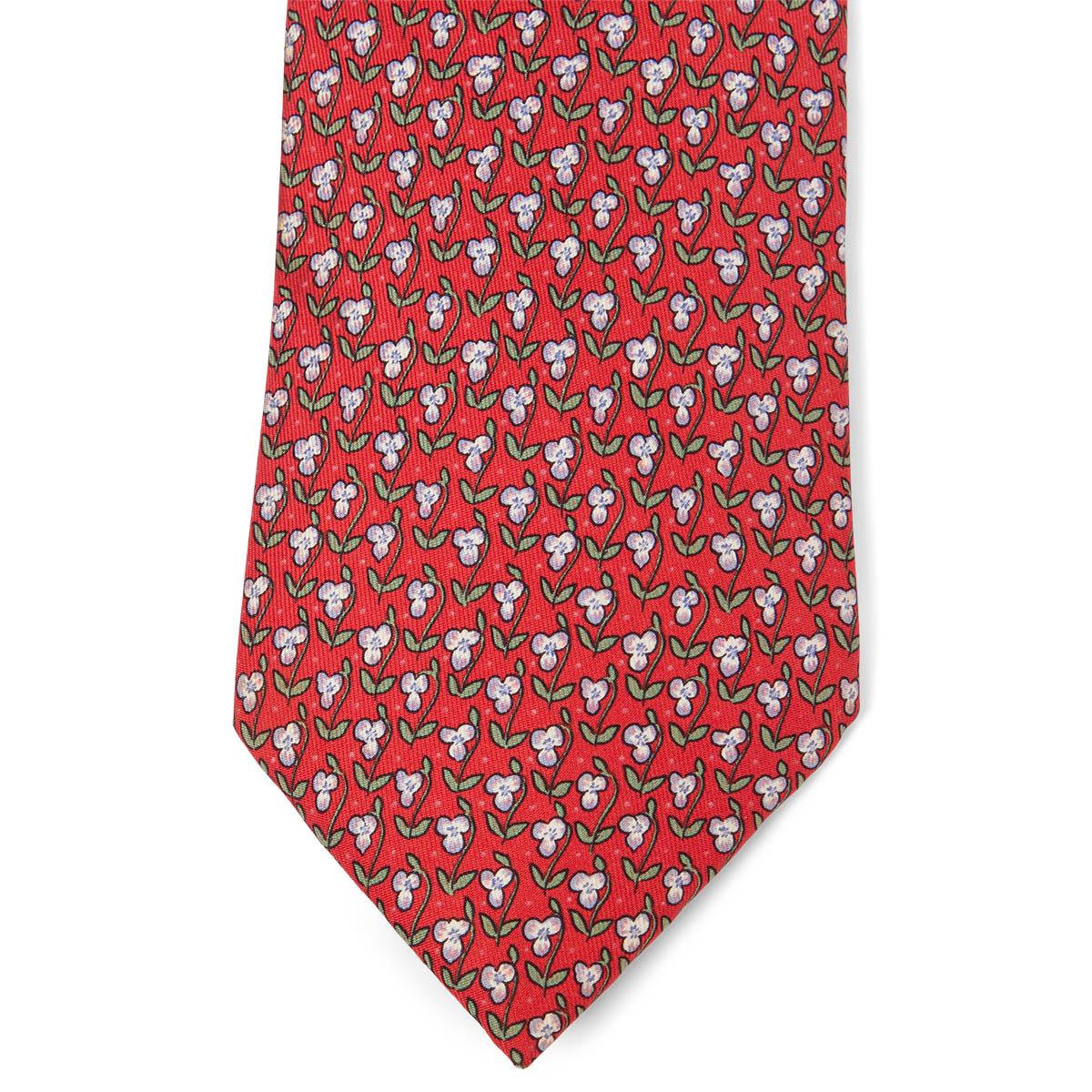 100% authentiques cravates Hermes Floral en twill de soie rouge, vert et blanc (100%). A été porté et est en excellent état. Pas de boîte.

Mesures
Modèle	7845
Longueur	156cm (60.8in)
Point le plus large	9cm (3.54in)
Toutes nos annonces comprennent