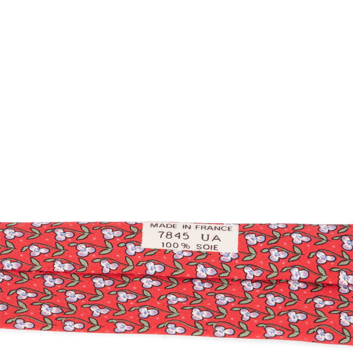 Cravate FLORAL HERMÈS en sergé de soie rouge 7845 Pour femmes en vente