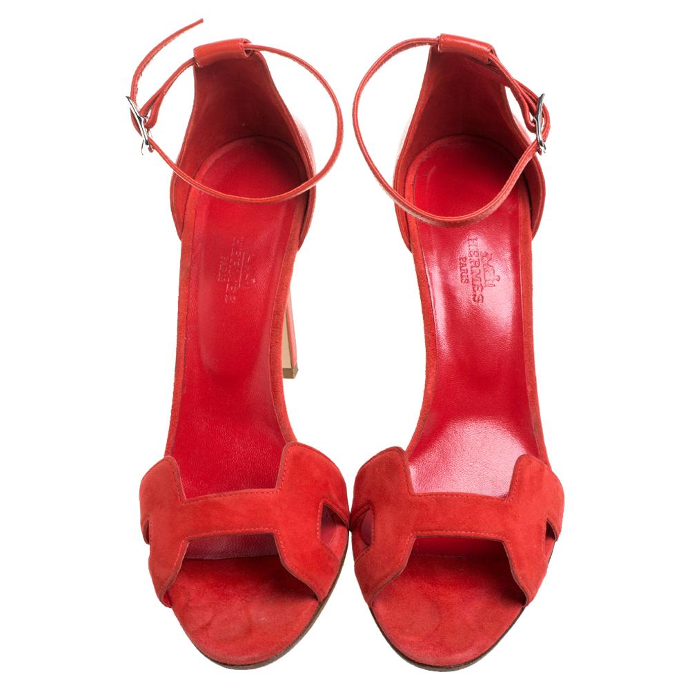 Ravishing in red, these Premiere sandals from Hermes are truly mesmerizing! They come crafted from suede and leather and feature an open toe silhouette. They flaunt the signature 'H' shaped vamp straps and ankle straps with buckle fastenings. They