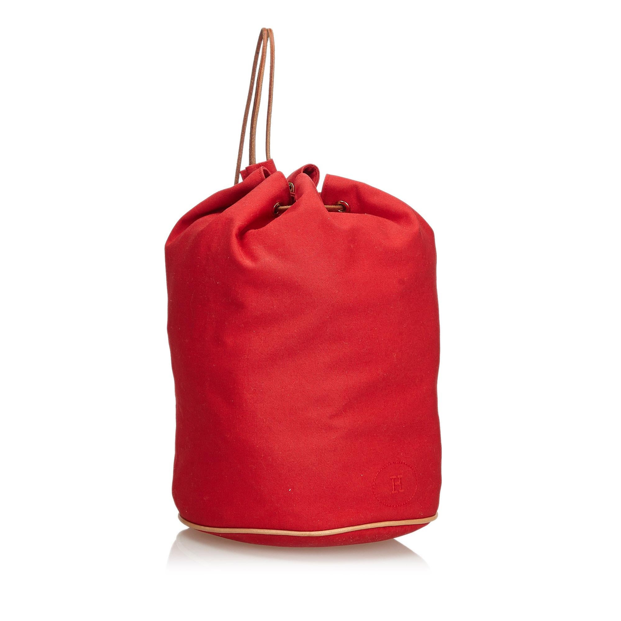 The Polochon Mimile features a canvas body, and a top leather drawstring closure. It carries as B+ condition rating.

Inclusions: 
Box

Dimensions:
Length: 28.00 cm
Width: 26.00 cm
Depth: 13.00 cm
Shoulder Drop: 33.00 cm

Material: Fabric x Canvas x