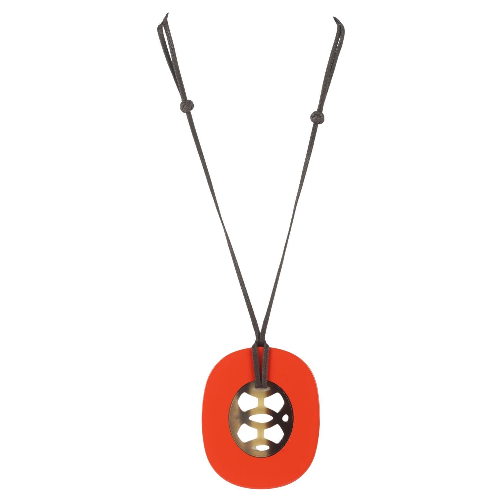 Collar ajustable de resina y cuerno de Hermès en venta