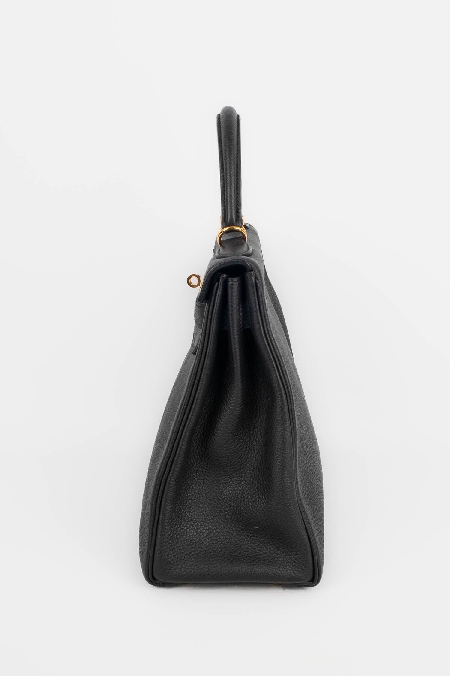 Hermès -28cm Retourne Kelly bag made of black todo calfskin, with golden metal fastener and ties. The bag has a handle, keys under a tiny cloche, and a padlock.

Additional information:
Condition: Very good condition
Dimensions: Length: 28 cm -