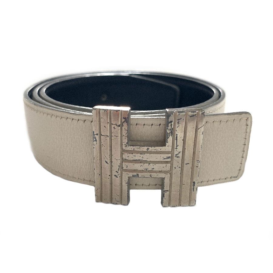 HERMES Ceinture réversible de couleur Off-White et noire Taille 75 en vente