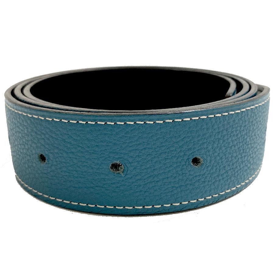 Very beautiful HERMES belt leather, reversible, 32 mm. One side is in black box leather and one side in blue grained leather with white stitching.
Made in France. Letter L in a square, year 2008.
This belt leather has never been worn. It is a size