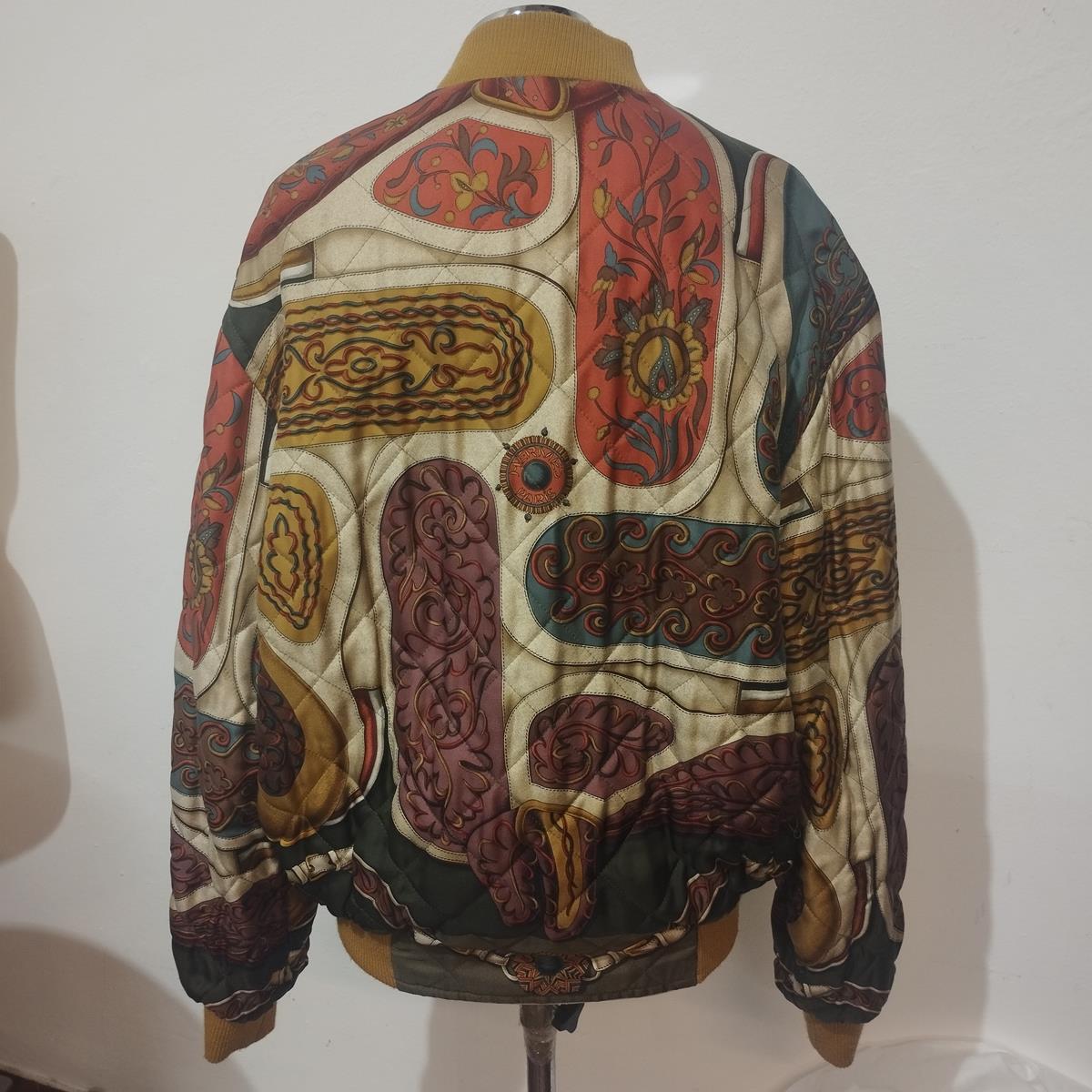 Meisterwerk von Hermès
Wendebomber
100% Seide
Umkehrbar
Mehrfarbiges Muster auf einer Seite, senfgelb auf der anderen
Zwei Taschen auf jeder Seite
Reißverschluss
Länge Schulter/Saum cm 60 (23,6 Zoll)
Schultern cm 54 (21,2 Zoll)
Wenig gezogene