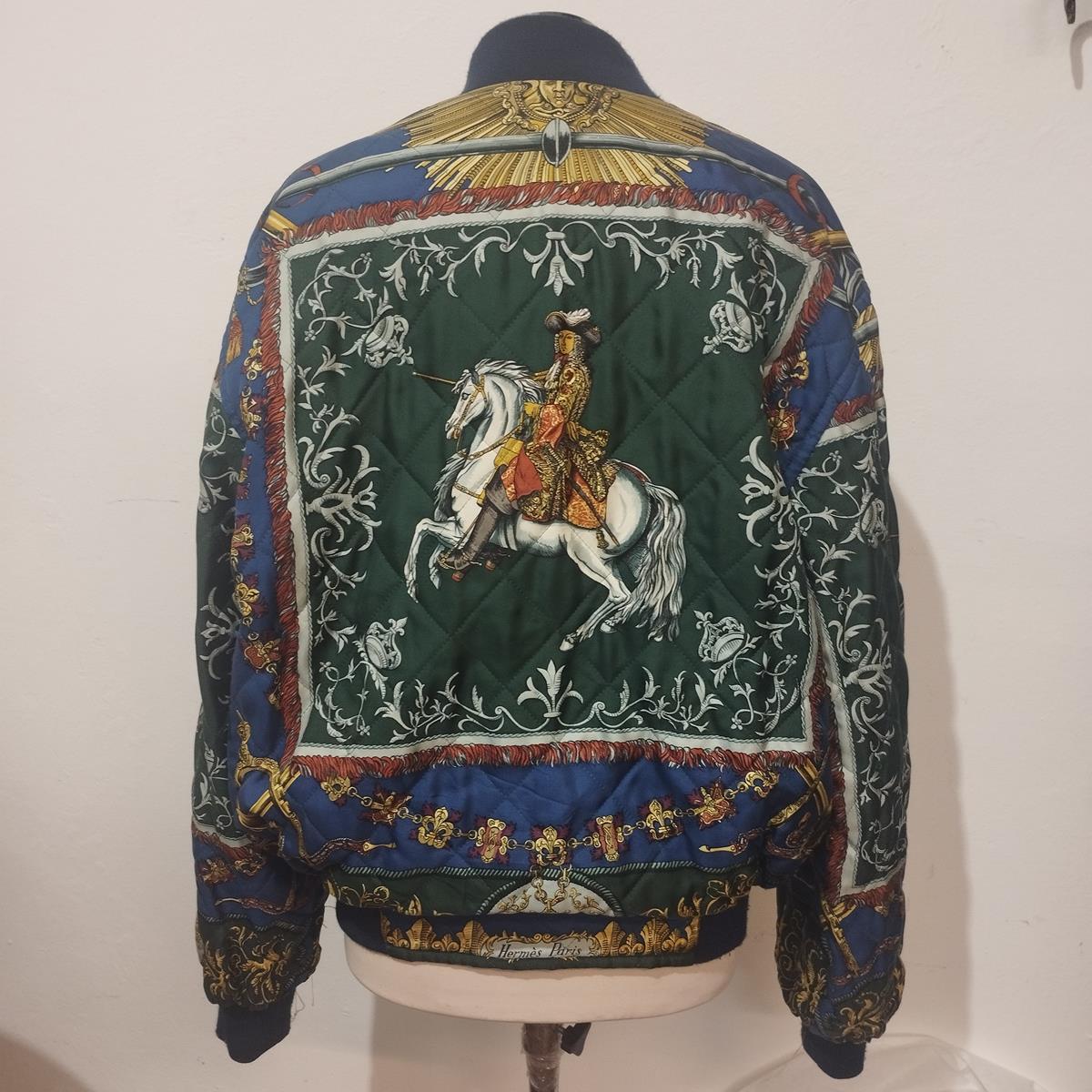 Meisterwerk von Hermès
100% Seide
Umkehrbar
Buntes Muster auf einer Seite, blau auf der anderen
Zwei Taschen auf jeder Seite
Reißverschluss
Länge Schulter/Saum cm 60 (23,6 Zoll)
Schultern cm 54 (21,2 Zoll)
Wenig gezogene Fäden
Französisch Größe