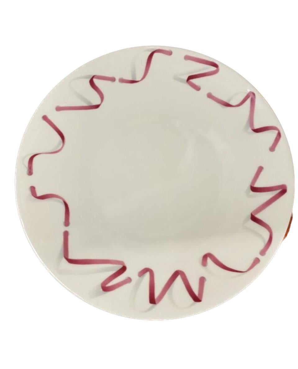HERMES París:

Vajilla de porcelana, motivo Cintas bailarinas, incluye:

- 8 platos grandes con cintas amarillas.27,5 cm

- 8 platos grandes con cintas rosas. 27,5 cm 

- 4 platos de postre con cintas amarillas.21 cm 

- 4 platos de postre con